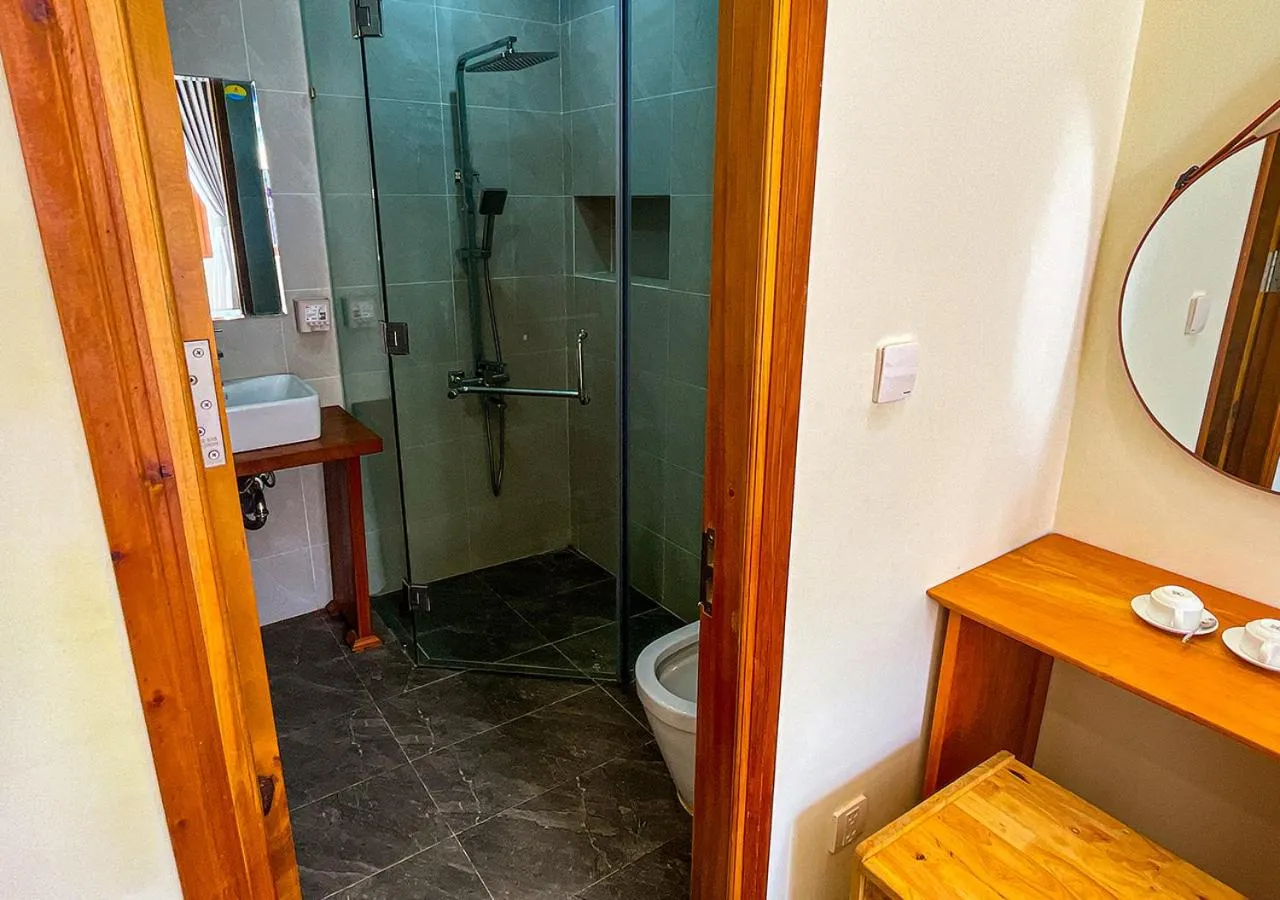 Shower, Bathroom in Thuận Linh Coffee & Homestay