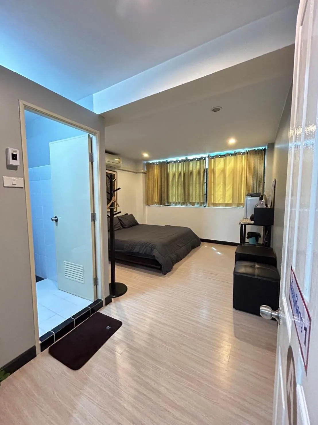 Property building, Bed in DonMueang station hotel
