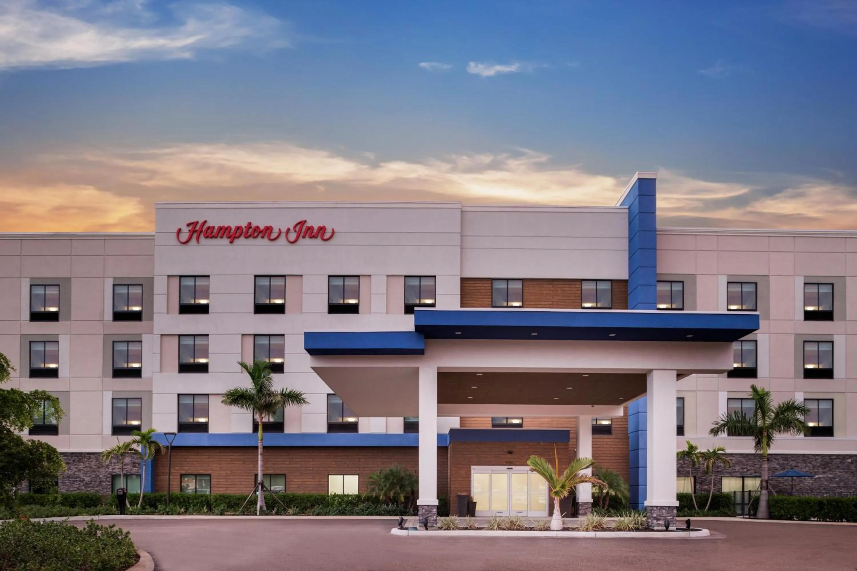 Property building in Hampton Inn Fort Myers Downtown