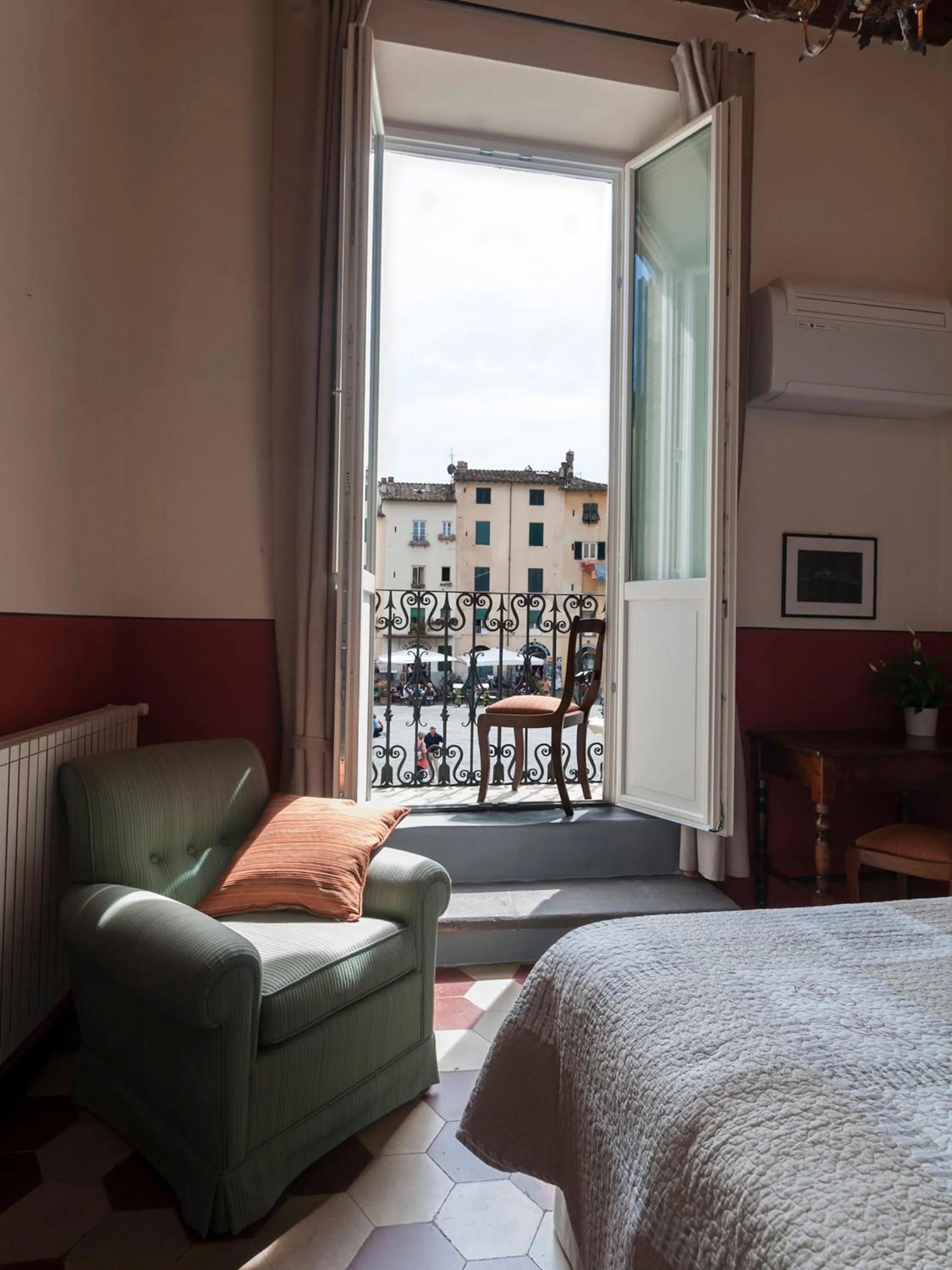 View (from property/room), Bed in B&B Arena di Lucca