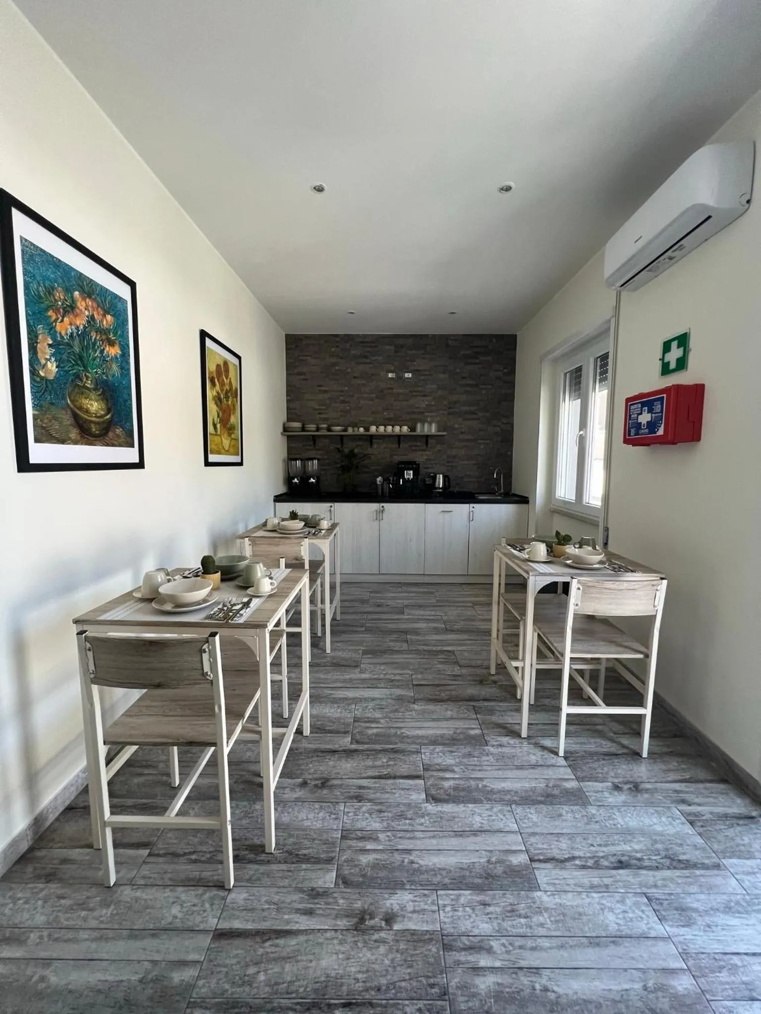 Communal kitchen in Kalasó Design Guest House - Rome Airport