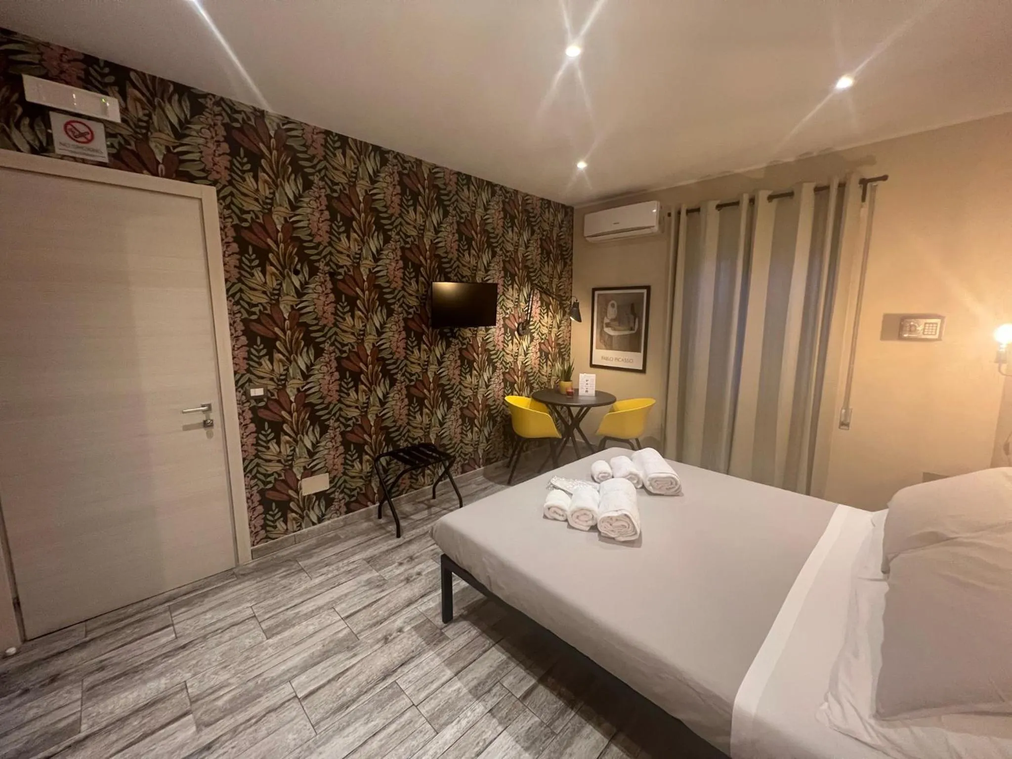 Photo of the whole room, Bed in Kalasó Design Guest House - Rome Airport