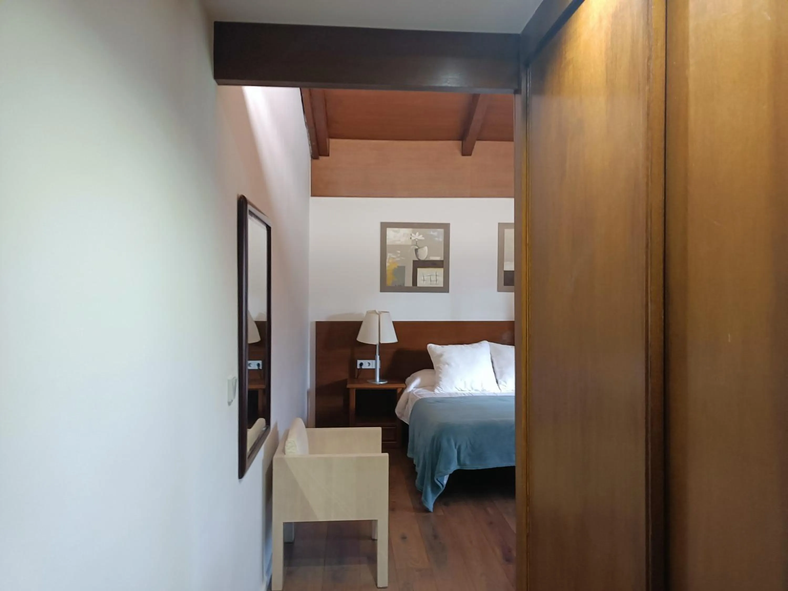 wardrobe, Bed in Casa das Capelas