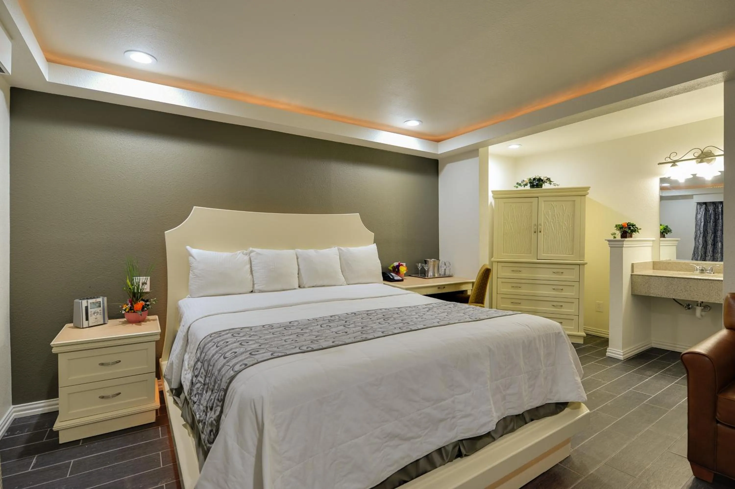 Coffee/tea facilities in Romantic Inn & Suites