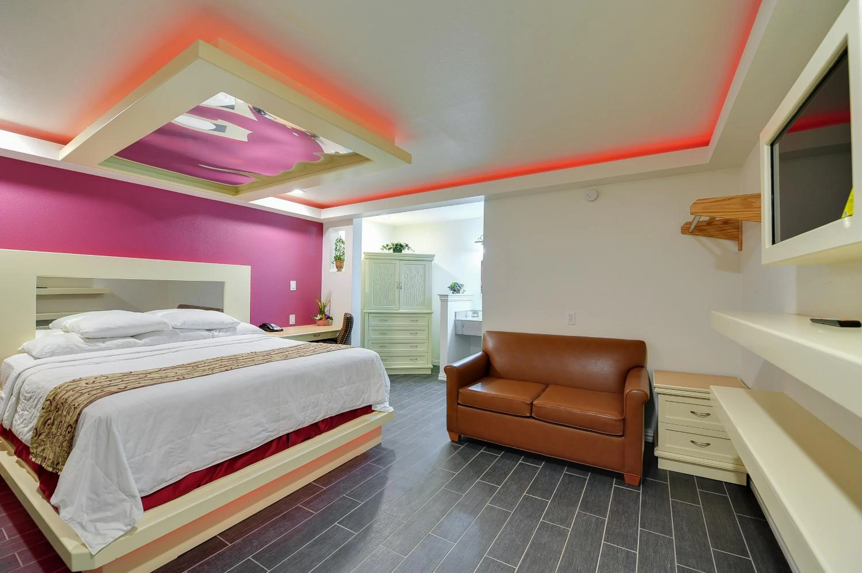 Coffee/tea facilities in Romantic Inn & Suites