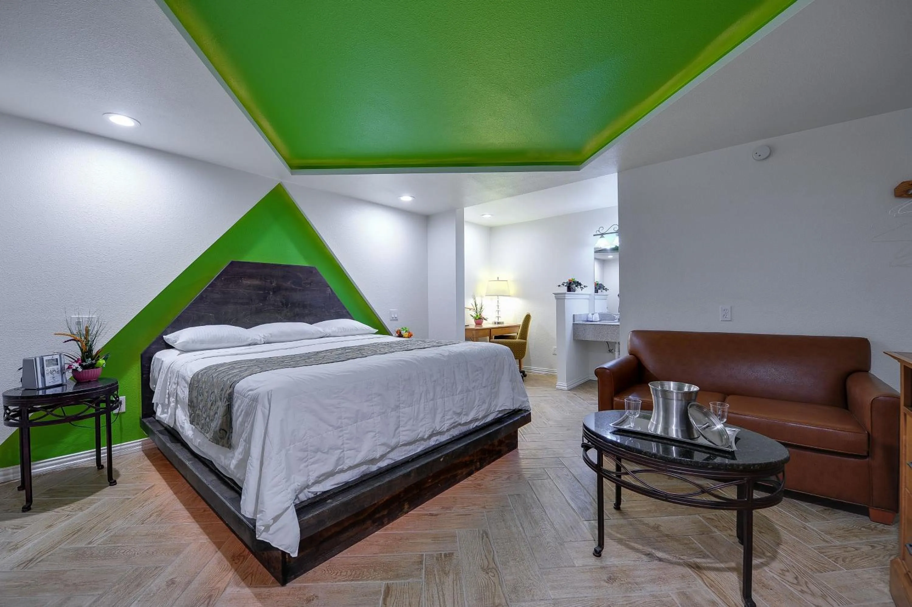 Coffee/tea facilities in Romantic Inn & Suites