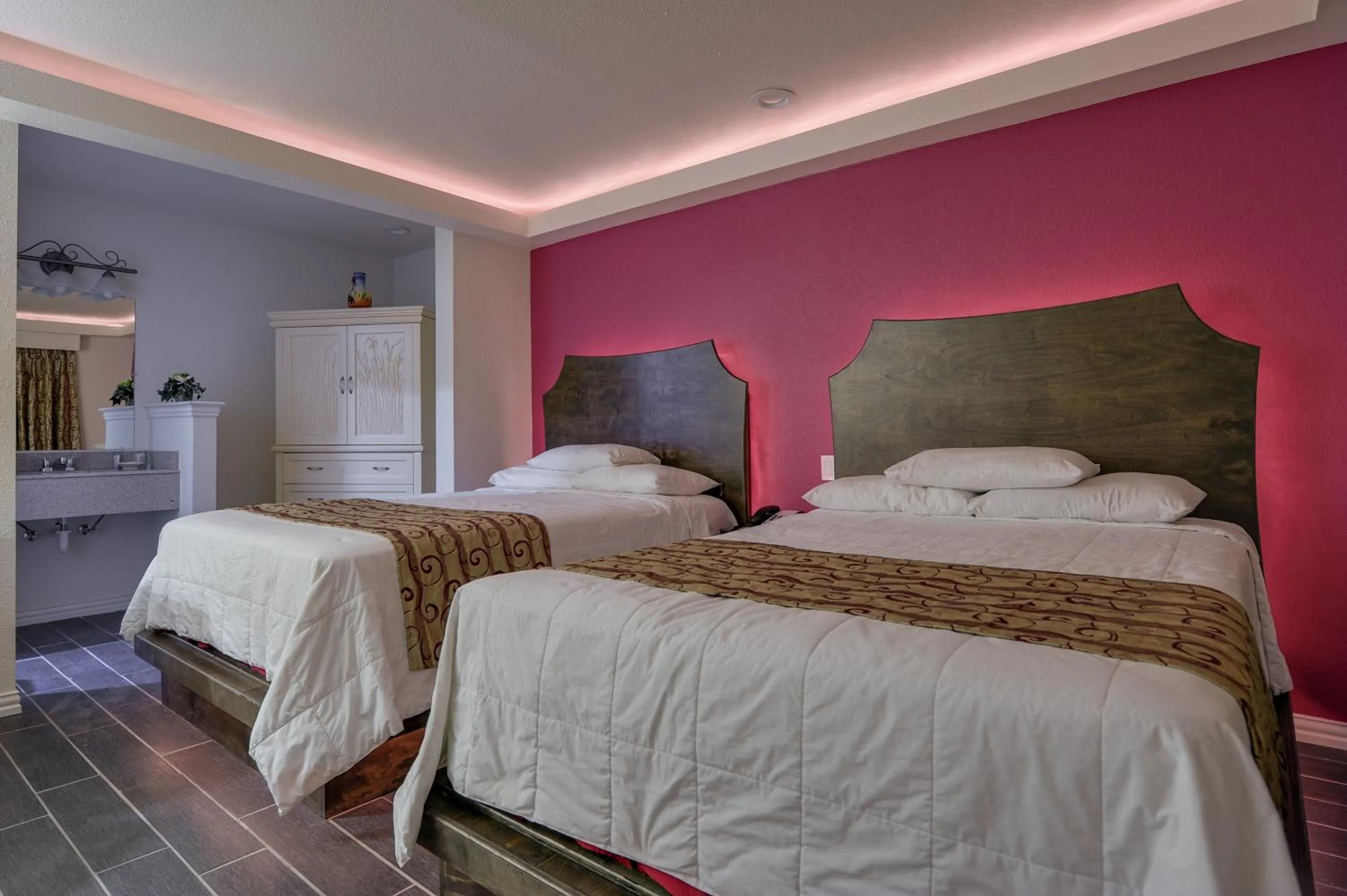 Coffee/tea facilities in Romantic Inn & Suites