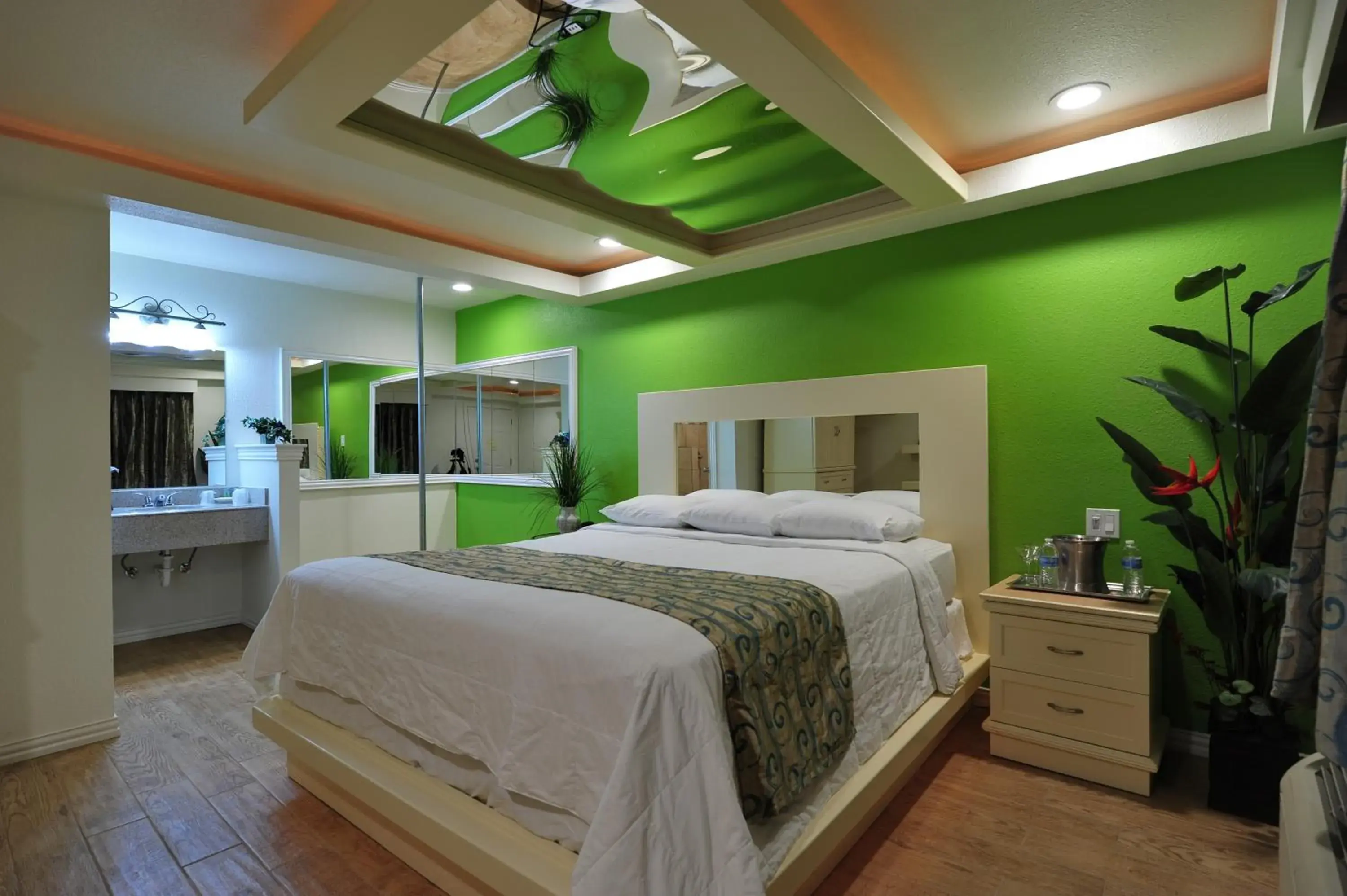 Romantic Suite in Romantic Inn & Suites Romantic Suite in Romantic Inn & Suites