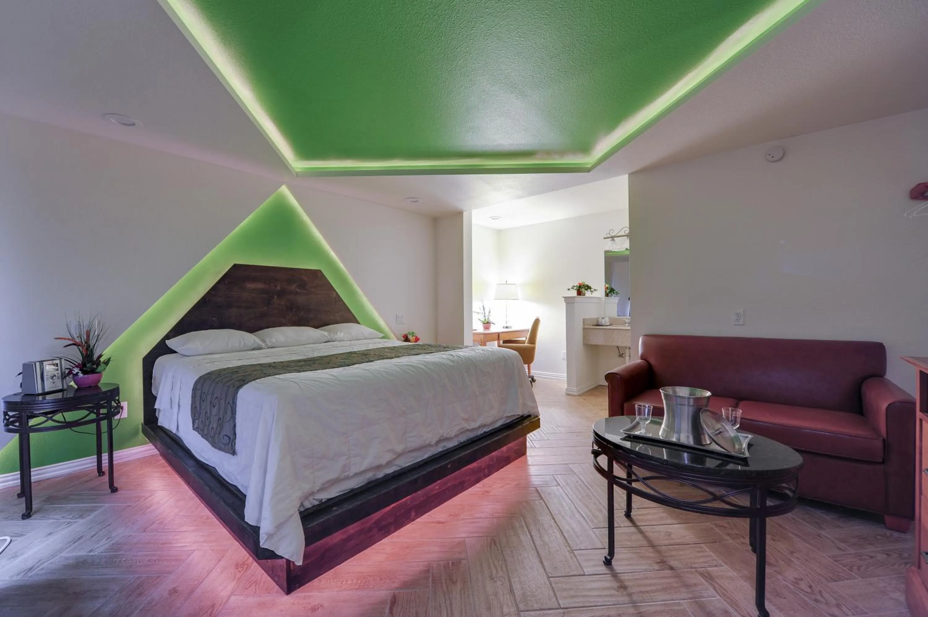 Coffee/tea facilities in Romantic Inn & Suites