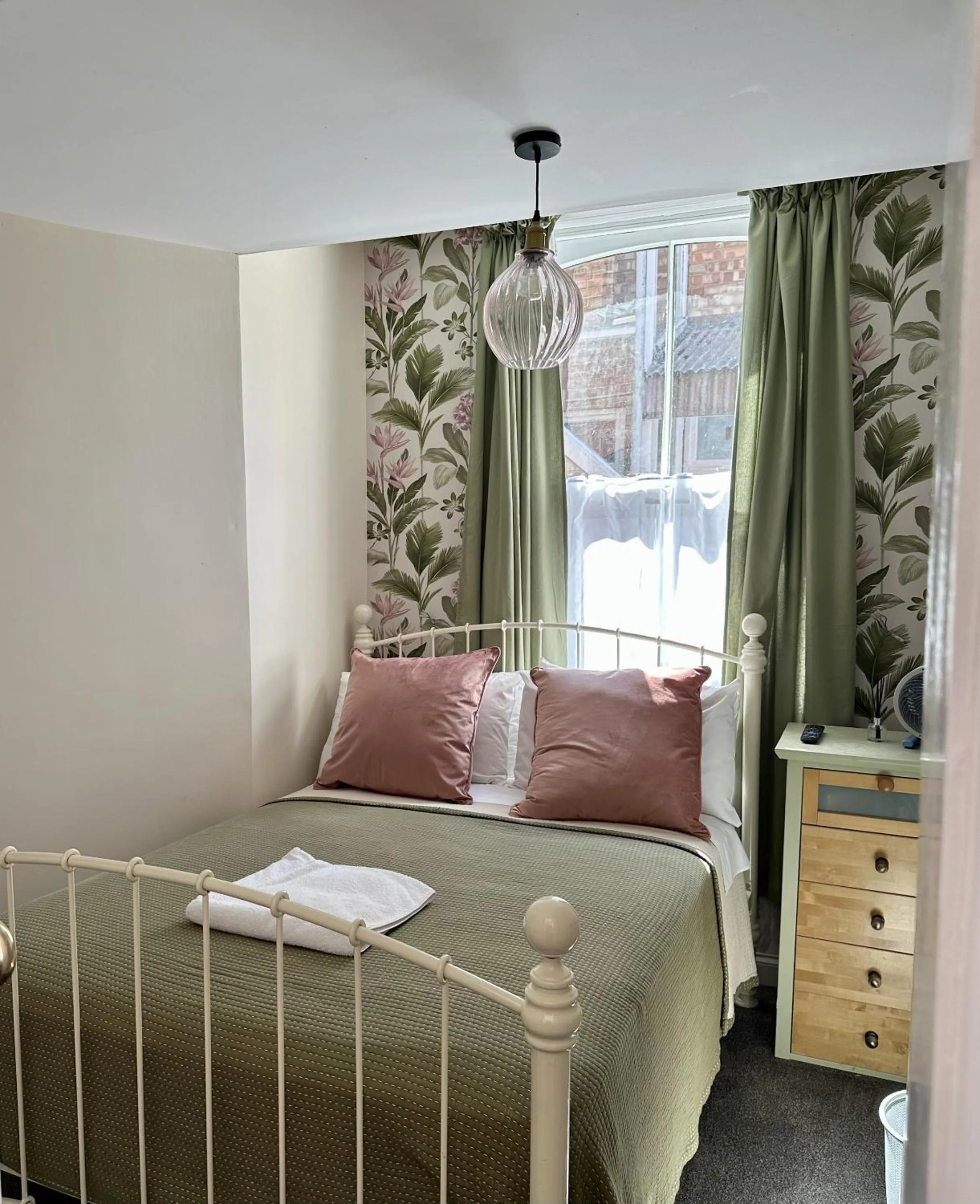 Bedroom, Bed in The Mansion House Hotel