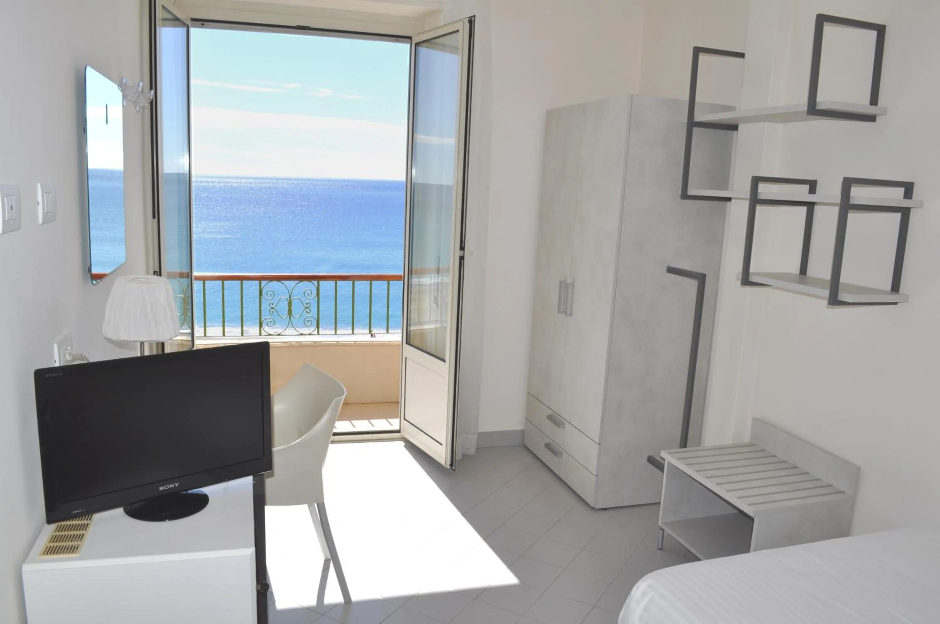 Spring, Bed in Hotel Boncardo