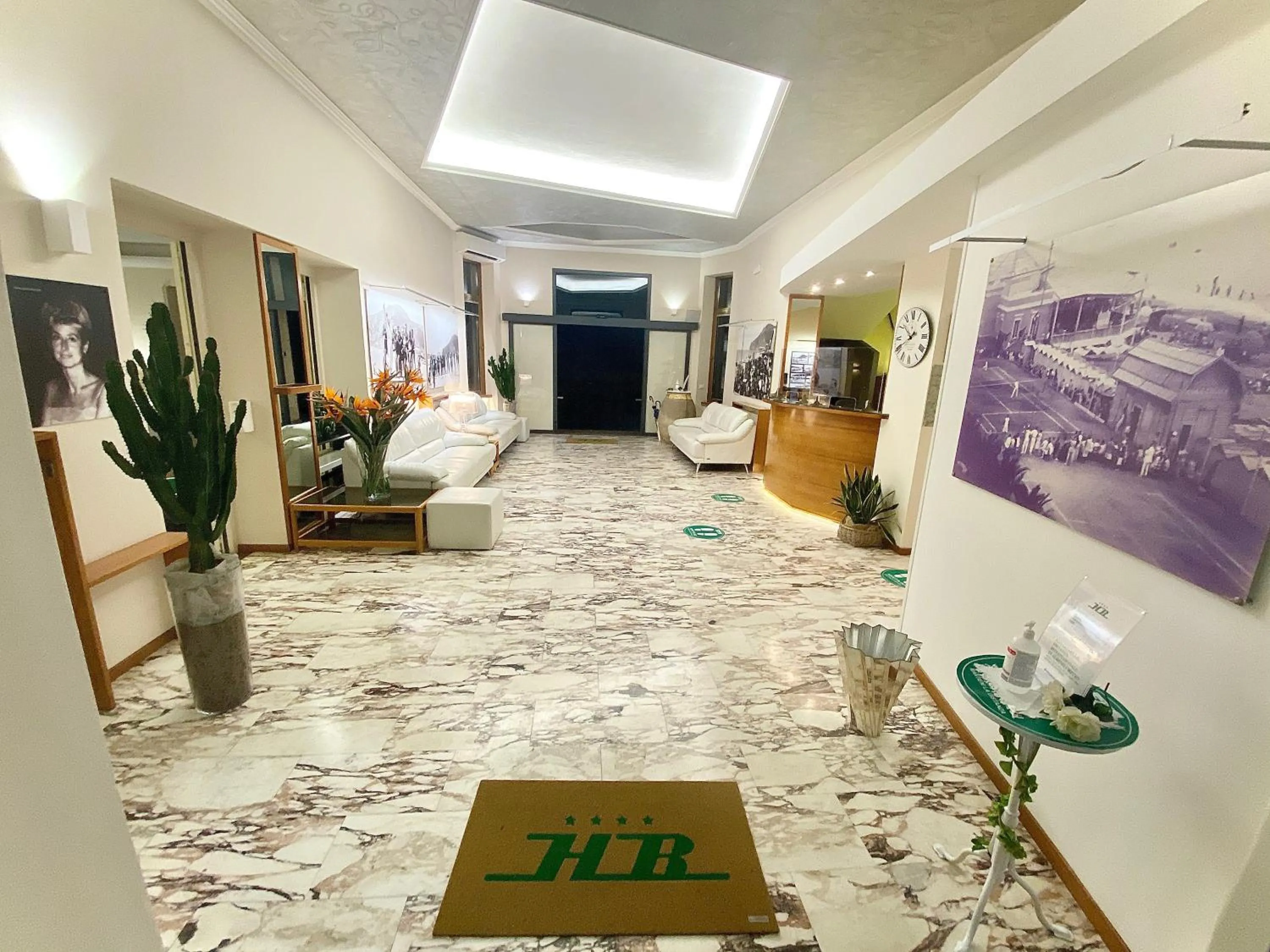 Communal lounge/ TV room in Hotel Boncardo