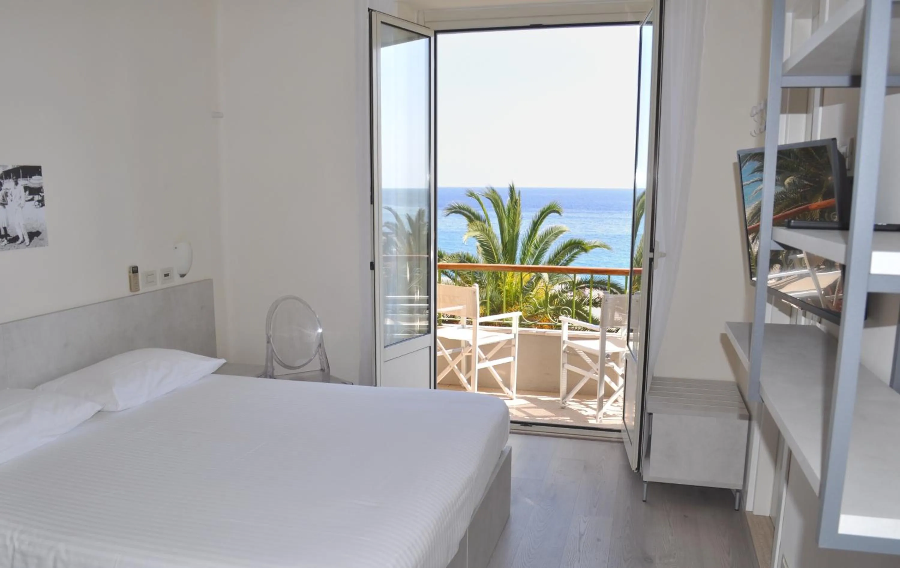 Spring, Bed in Hotel Boncardo