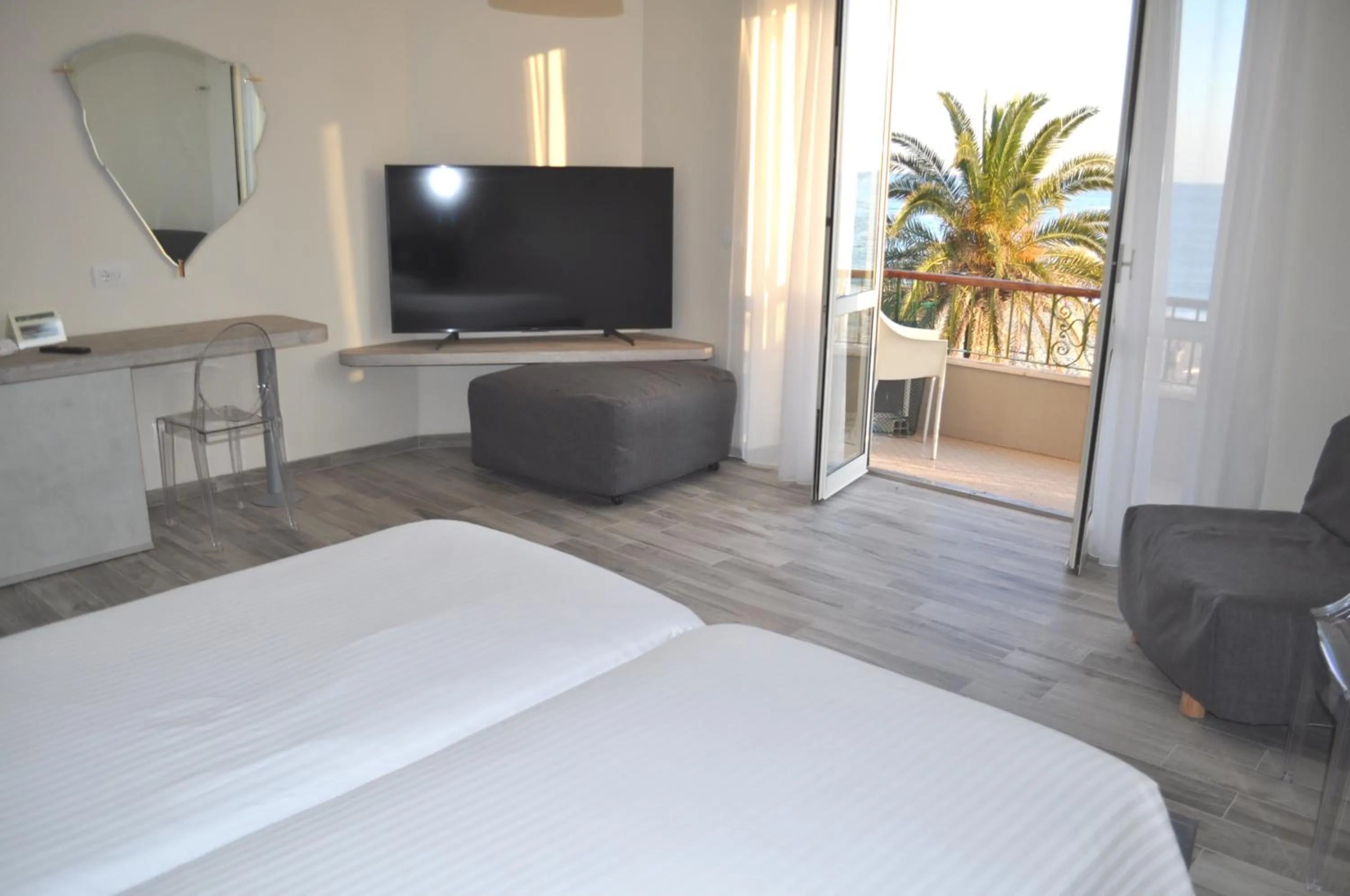 Balcony/Terrace, Bed in Hotel Boncardo