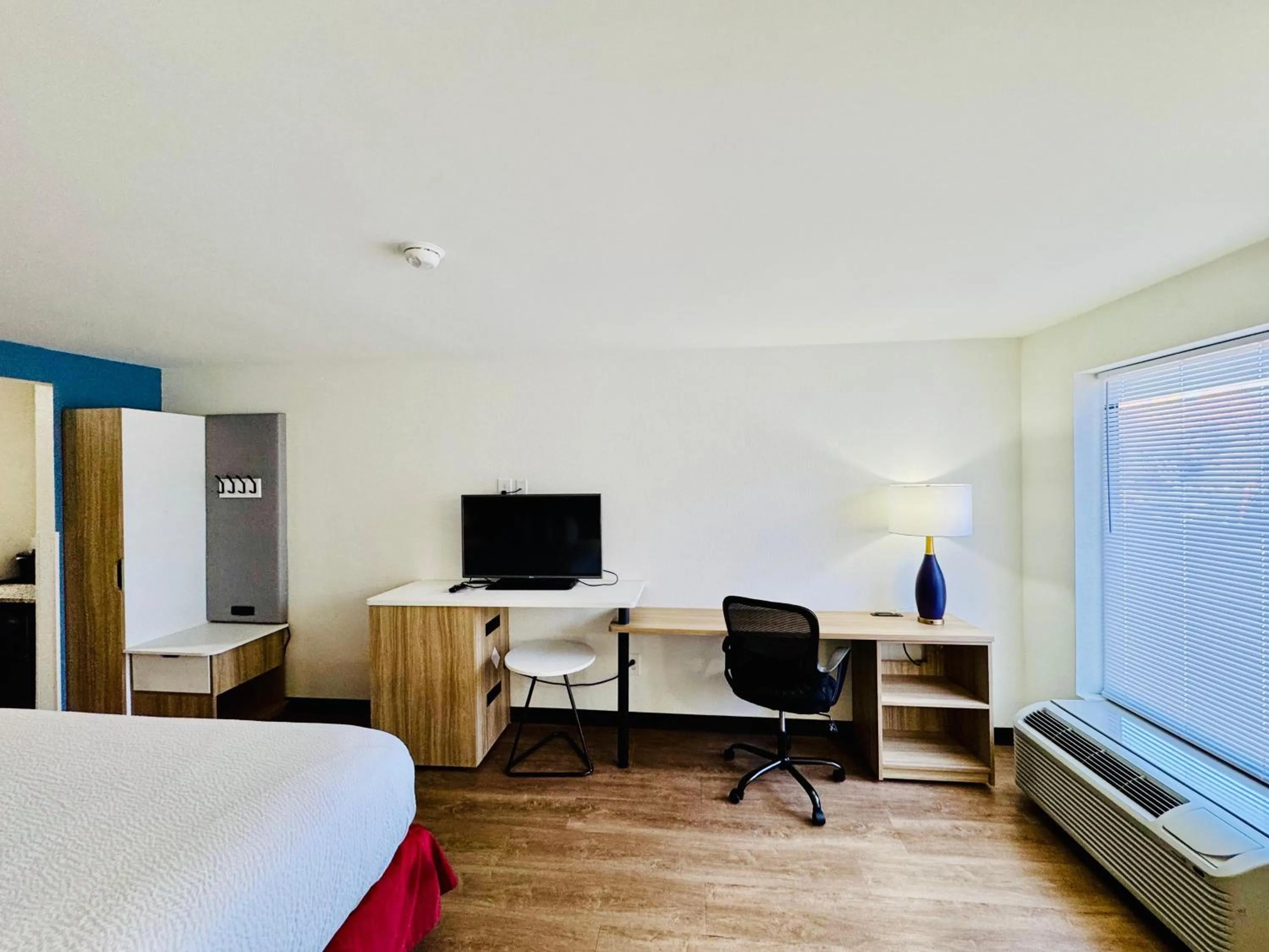 Communal lounge/ TV room, Bed in Days Inn by Wyndham Manassas