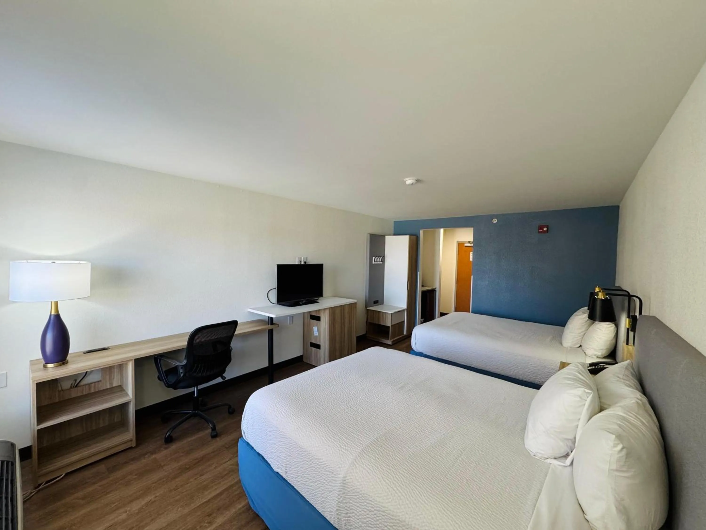 Communal lounge/ TV room, Bed in Days Inn by Wyndham Manassas