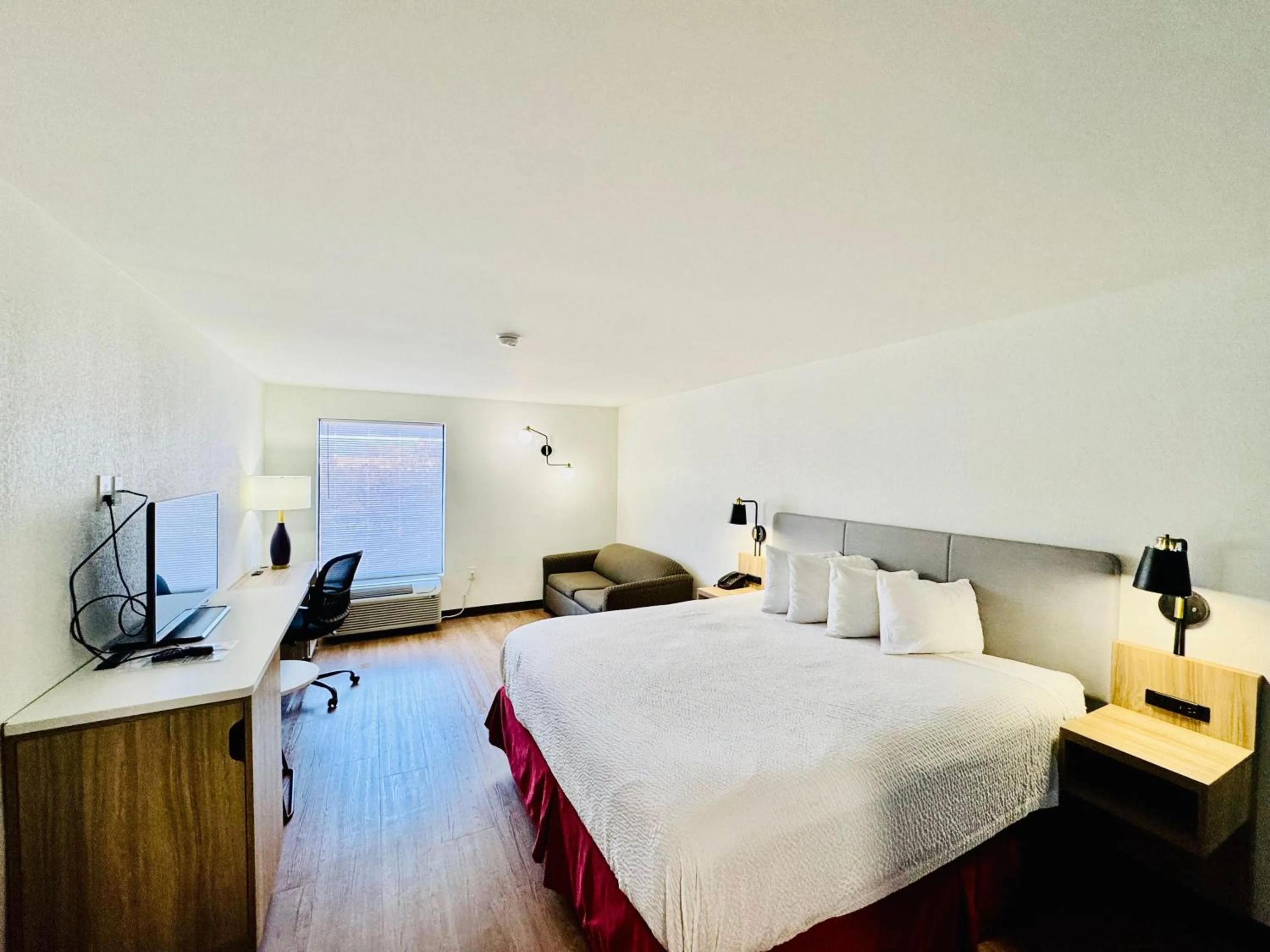 TV and multimedia, Bed in Days Inn by Wyndham Manassas