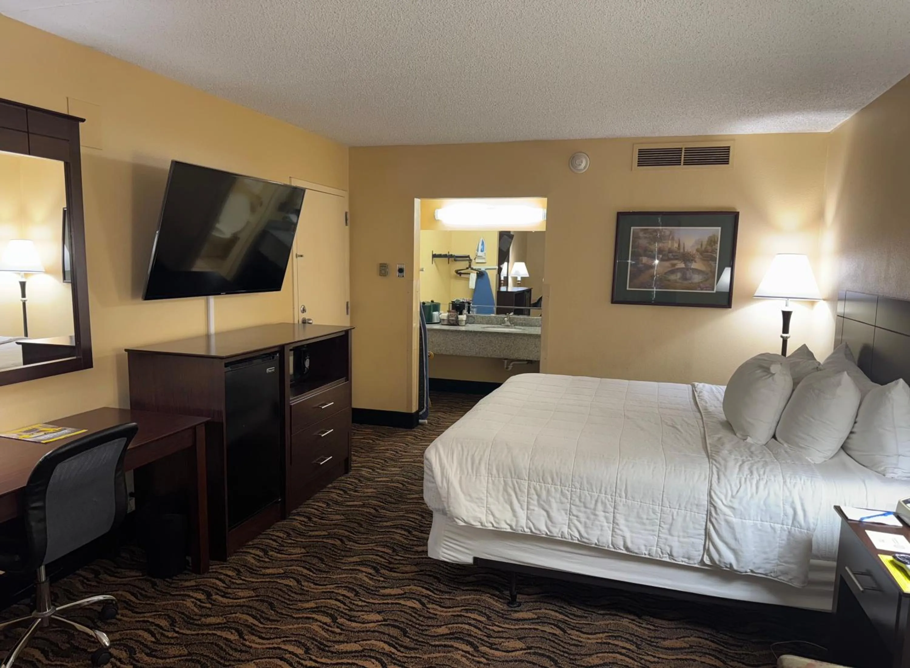 Photo of the whole room, Bed in MCM Grande FunDome Odessa