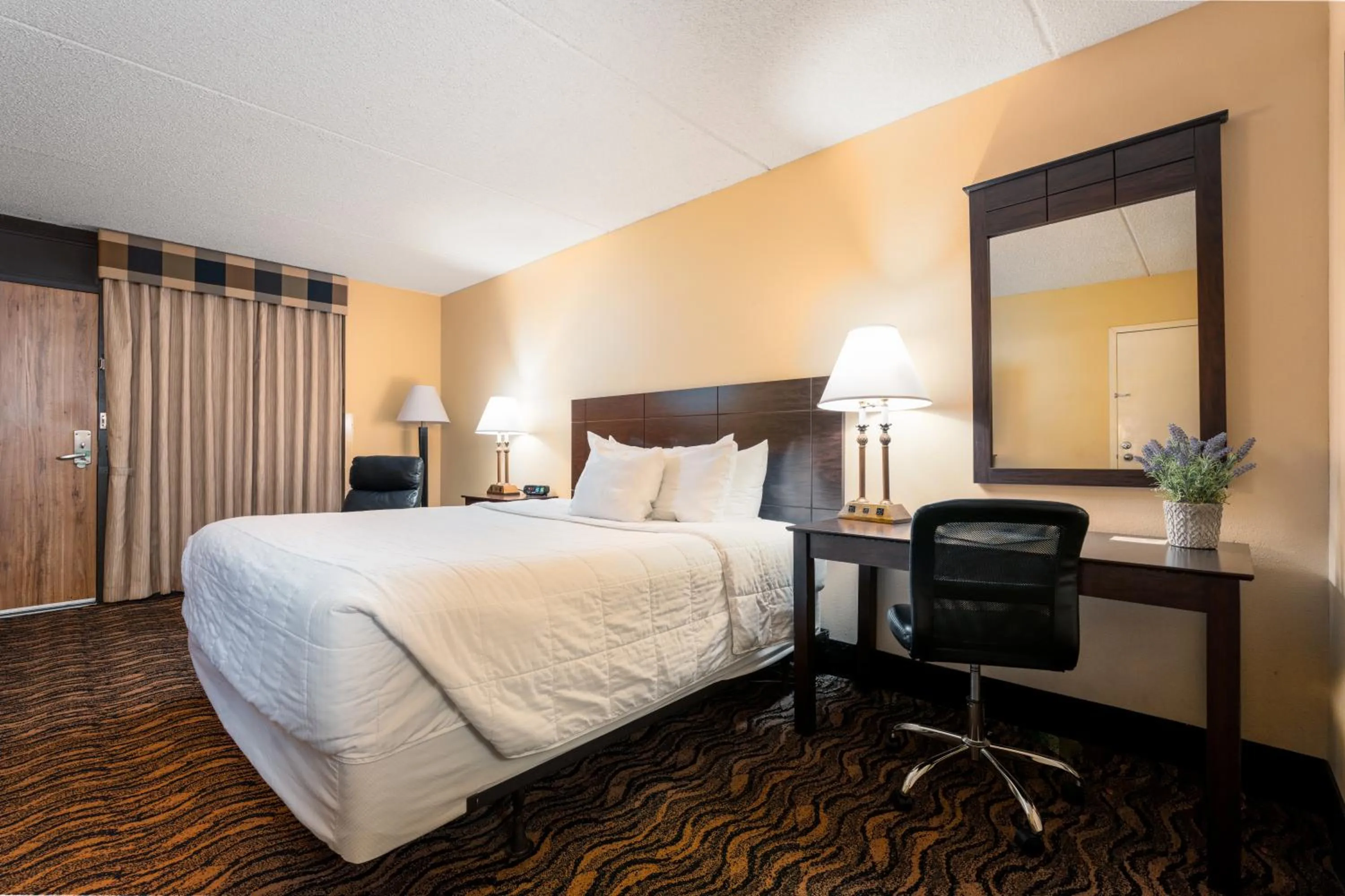 Photo of the whole room, Bed in MCM Grande FunDome Odessa