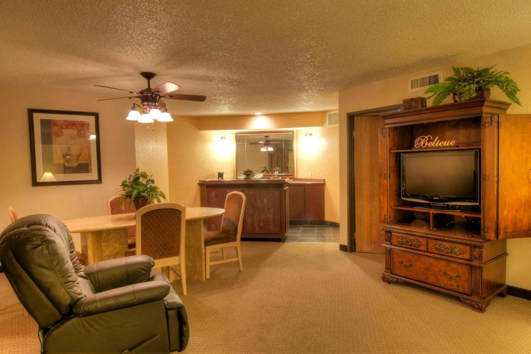 Living room in MCM Elegante Suites Abilene