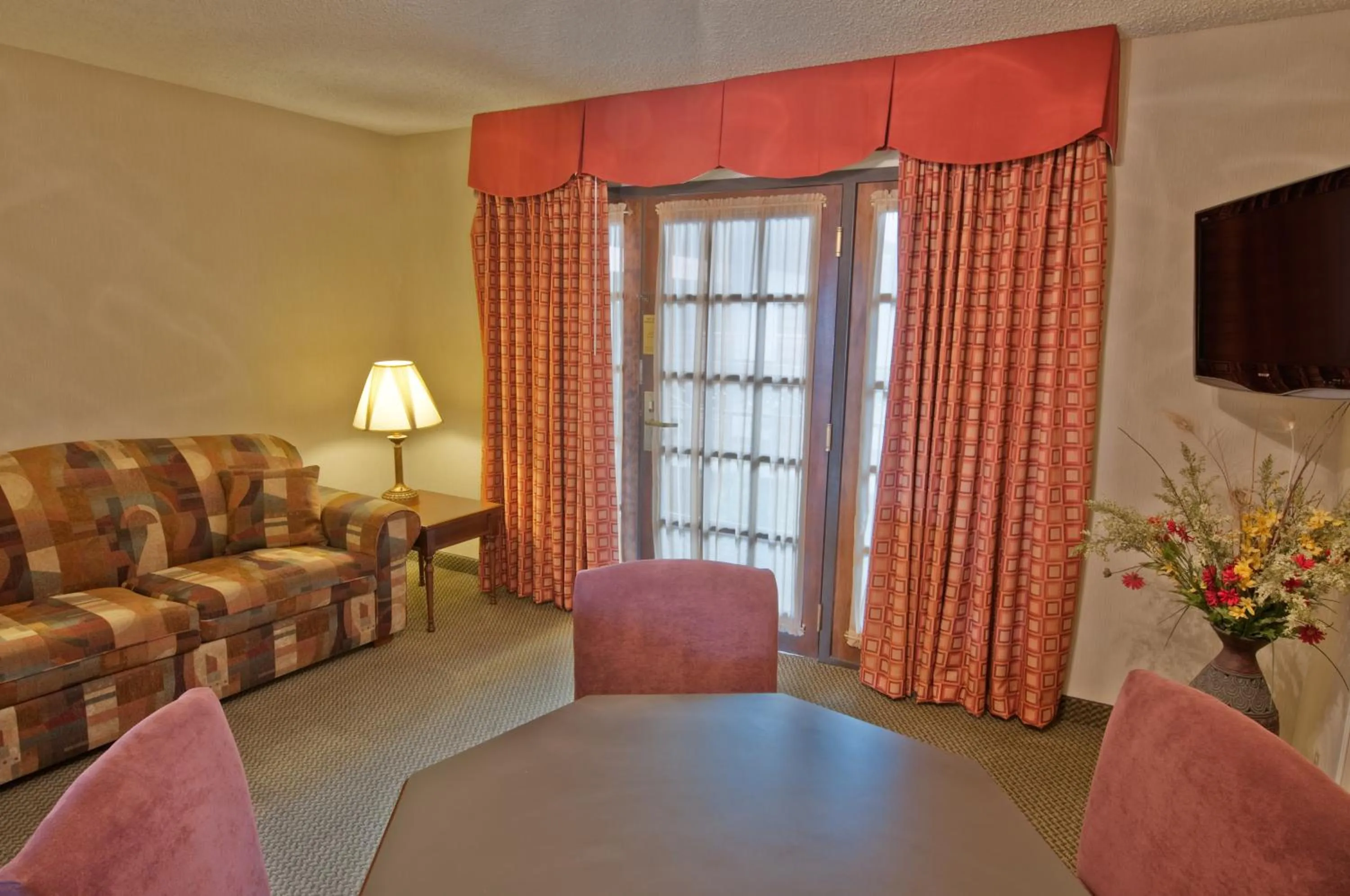 Living room in MCM Elegante Suites Abilene