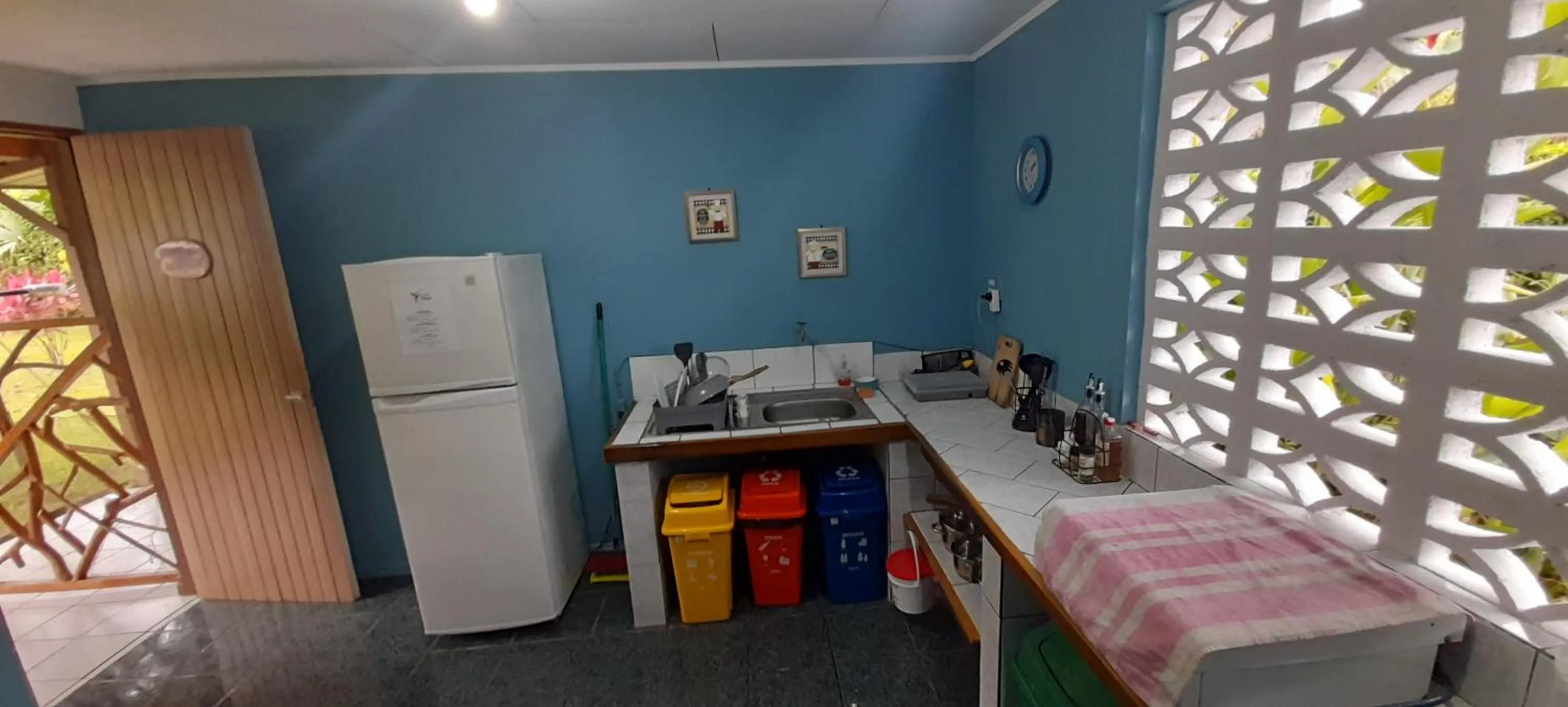 Communal kitchen in Hotel El Colibri Rojo