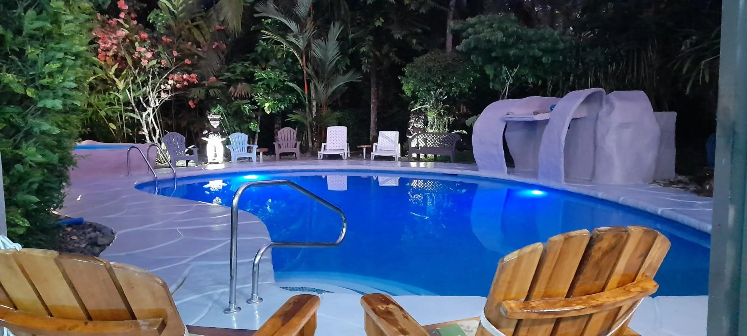 Swimming pool in Hotel El Colibri Rojo