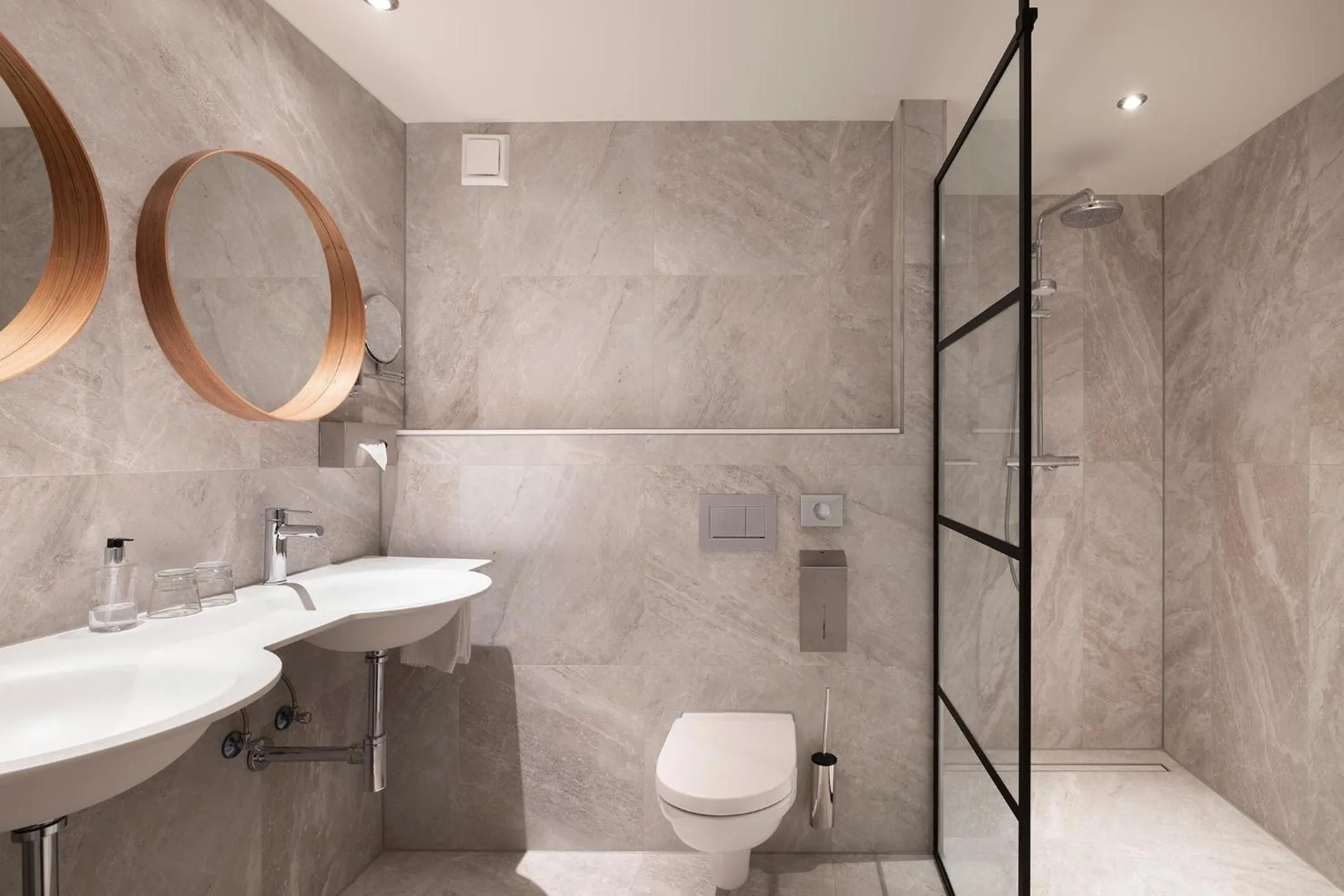 Shower in Hotel Mitland