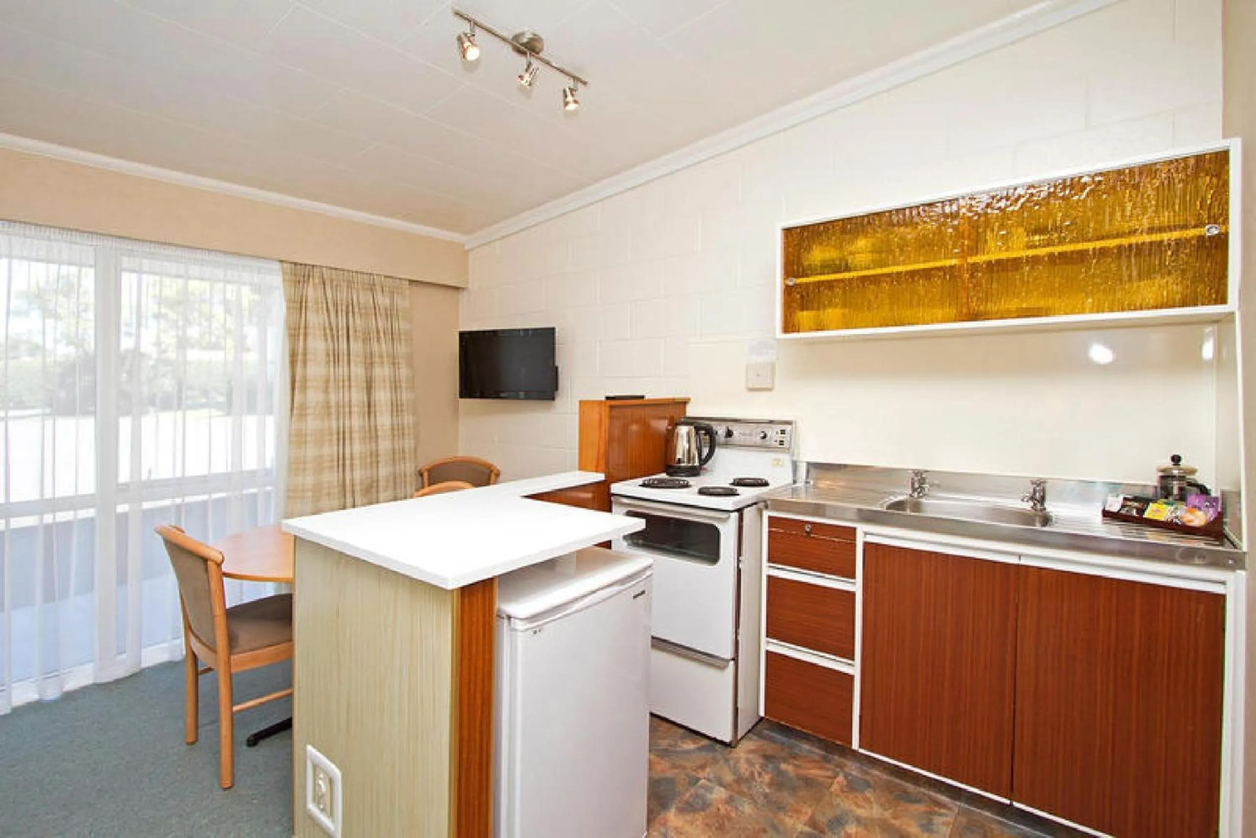 Kitchen or kitchenette in Broadway Lodge Motel