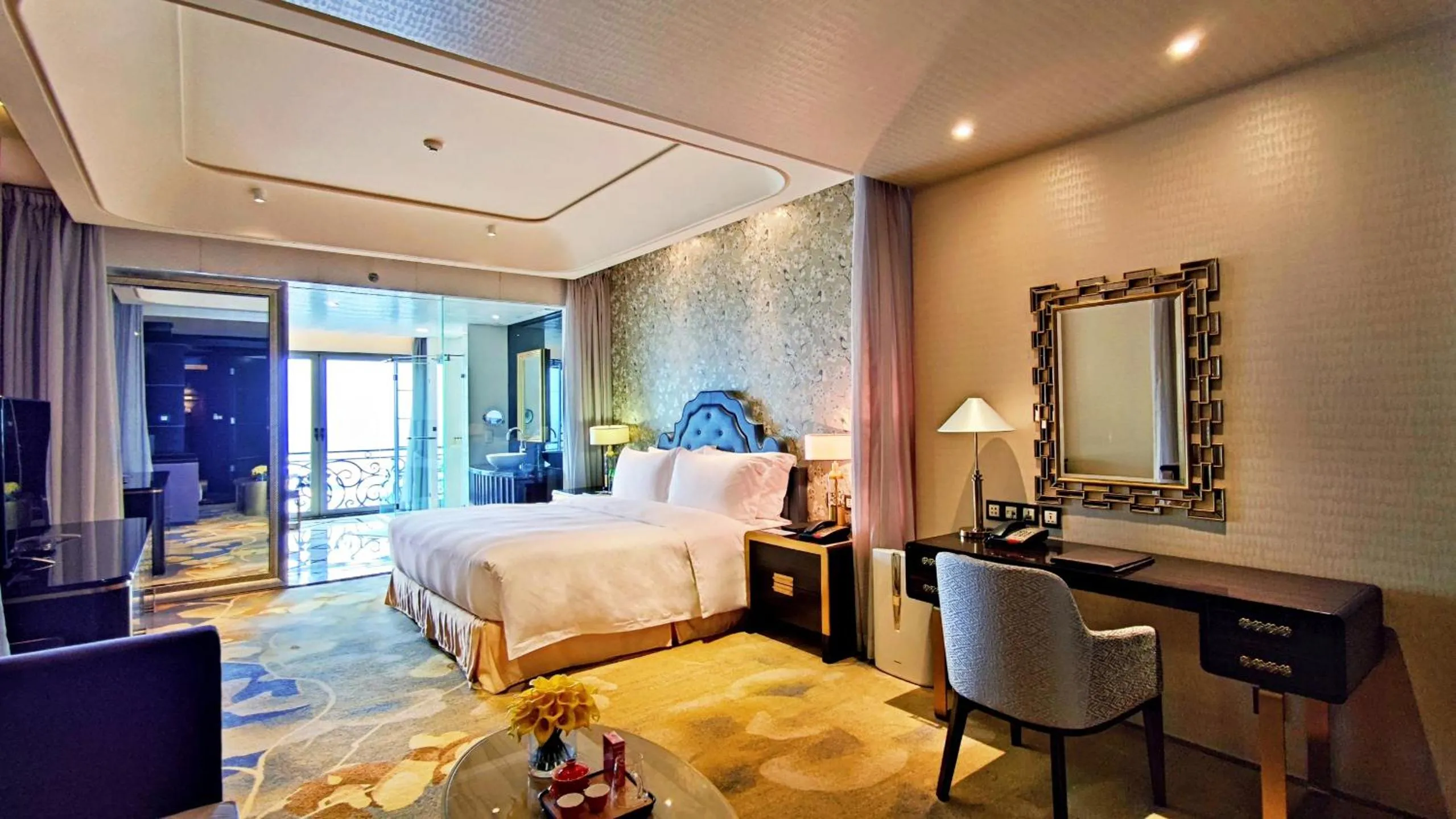 Photo of the whole room, Bed in Chateau Star River Guangzhou-Free Shuttle Between Hotel And Exhibition Center & Welcome Drink During Canton Fair