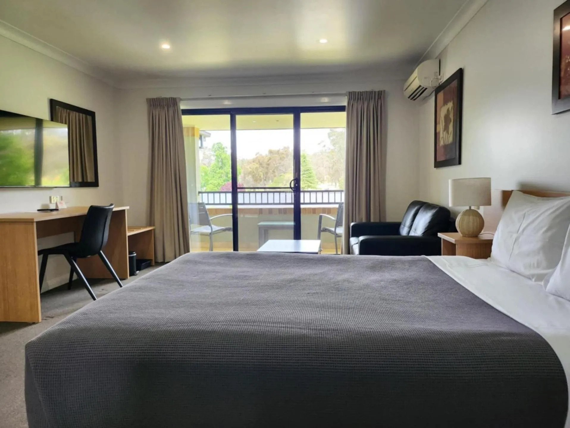 TV and multimedia, Bed in Cootamundra Heritage Motel & Apartments