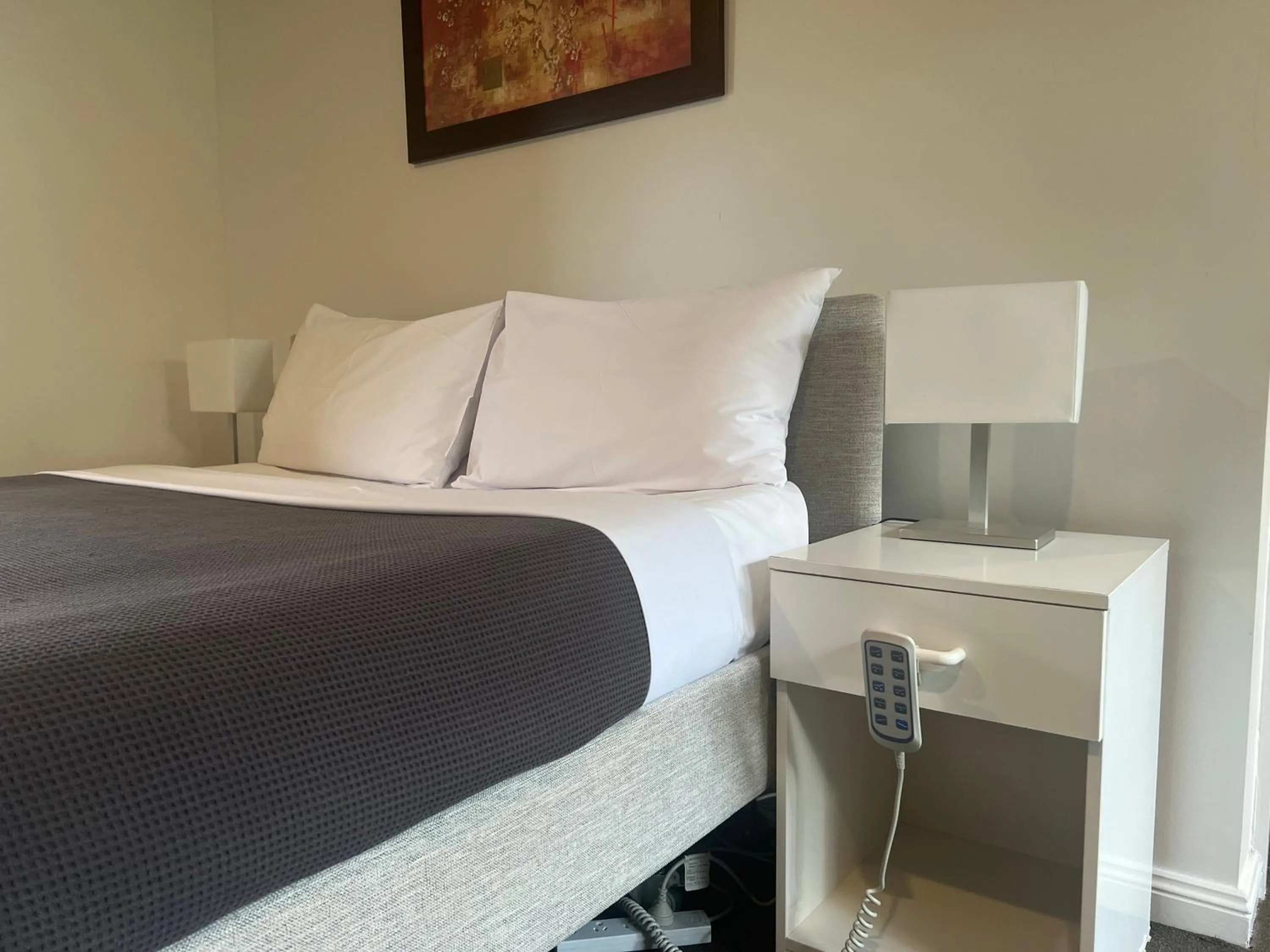 Bed in Cootamundra Heritage Motel & Apartments