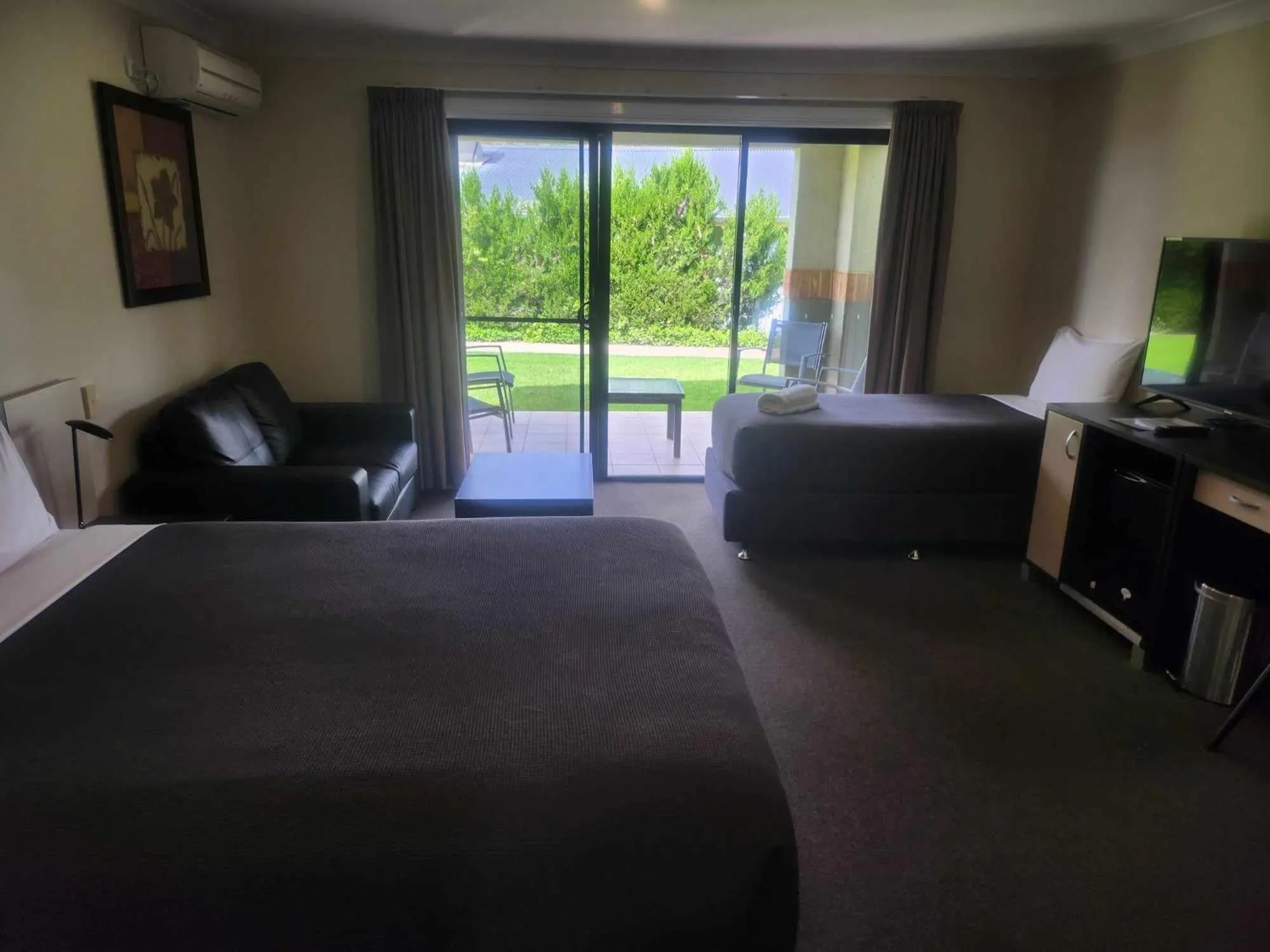 Photo of the whole room, Bed in Cootamundra Heritage Motel & Apartments