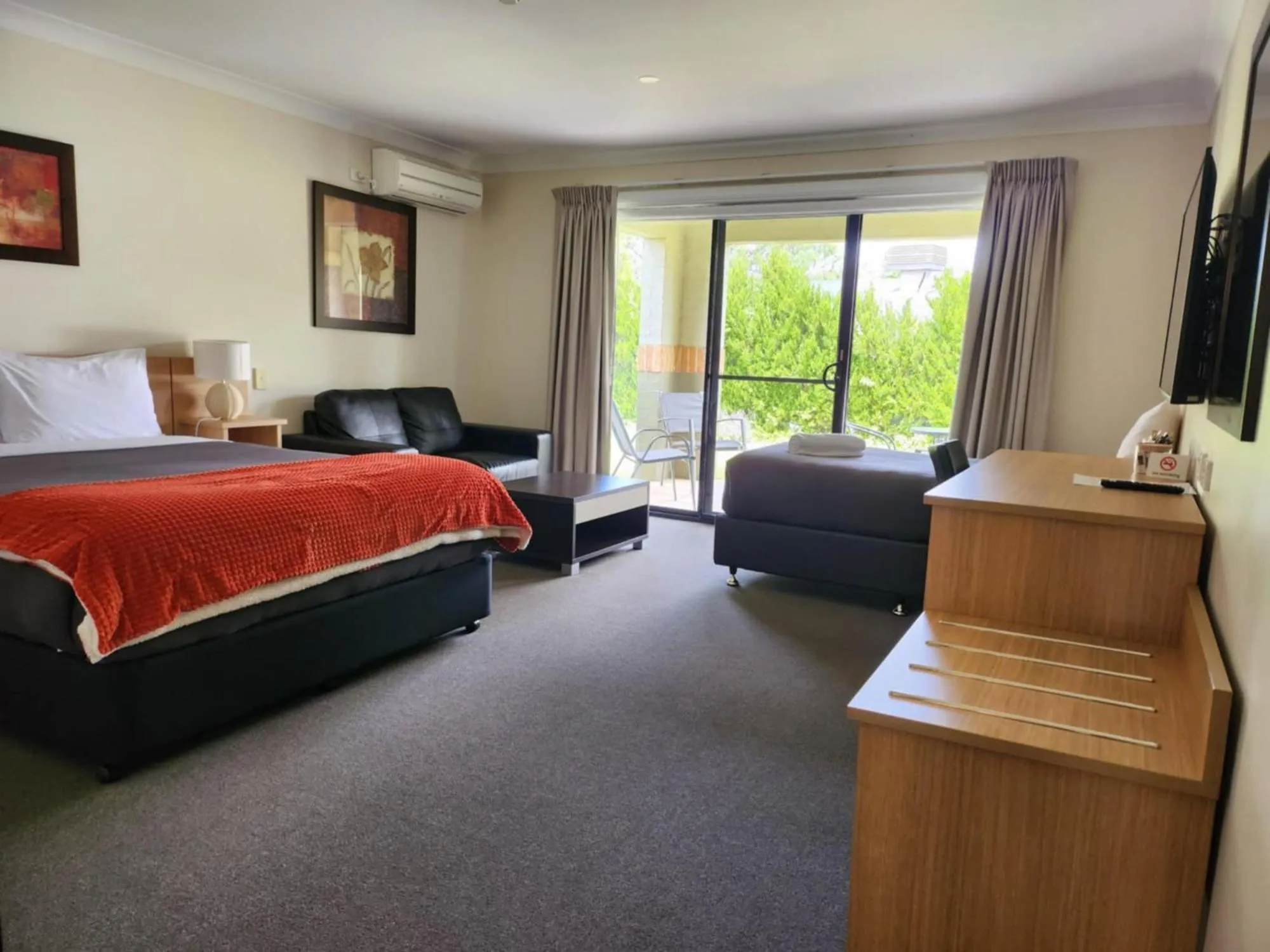 Bed in Cootamundra Heritage Motel & Apartments