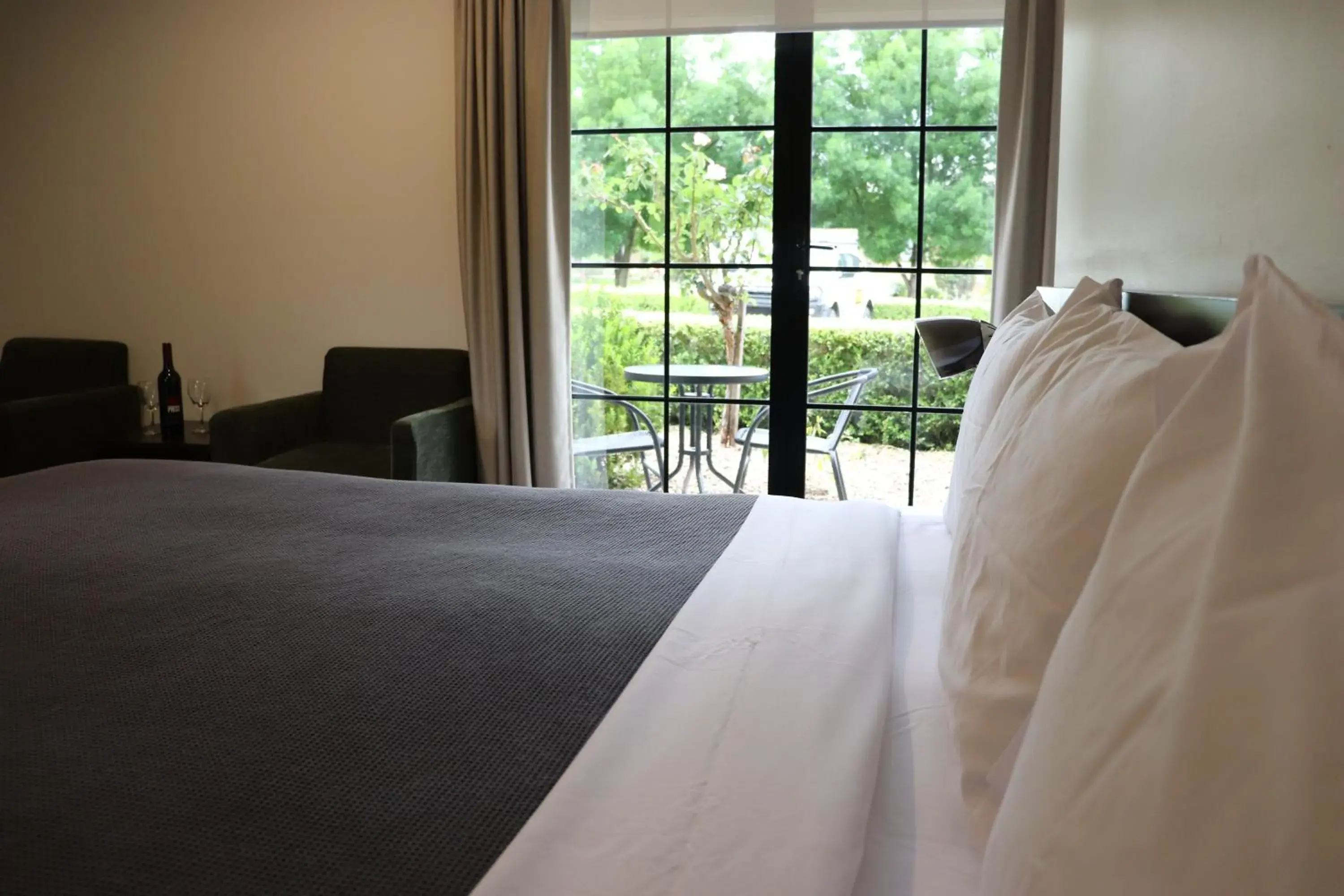 King Room with Bath in Cootamundra Heritage Motel & Apartments King Room with Bath in Cootamundra Heritage Motel & Apartments