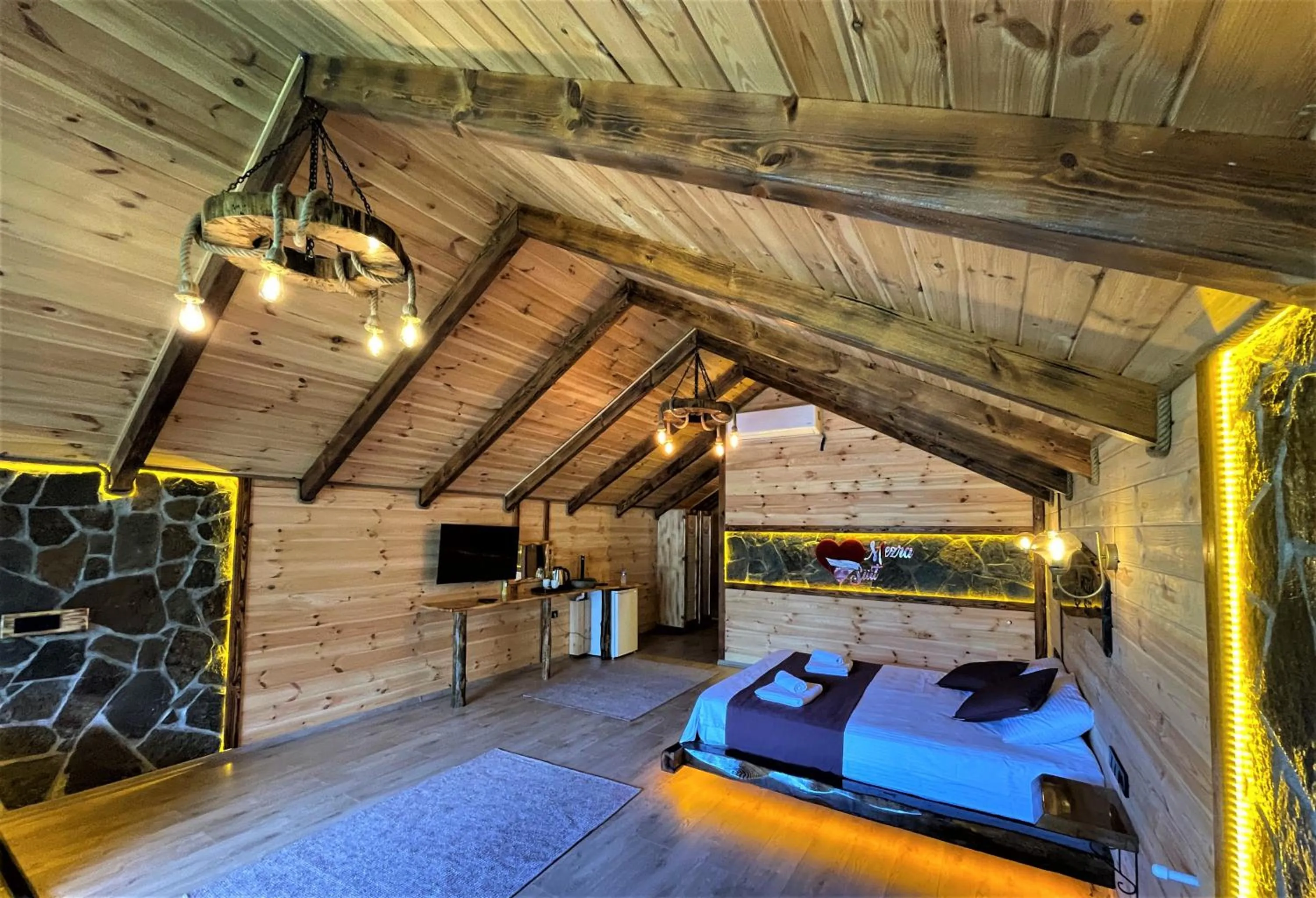 Communal lounge/ TV room, Bed in Mezrasuit Bungalov