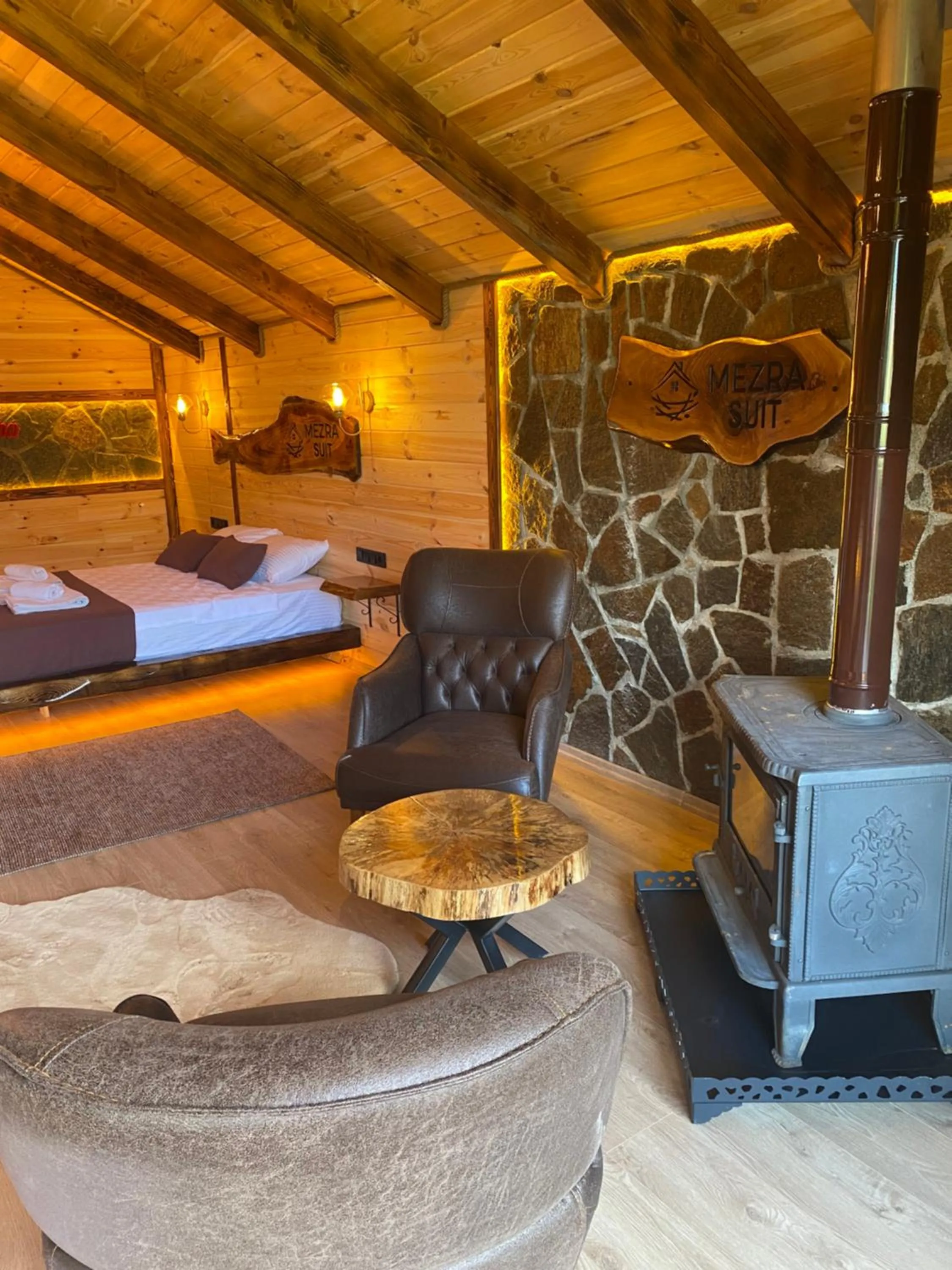 Seating area, Bed in Mezrasuit Bungalov