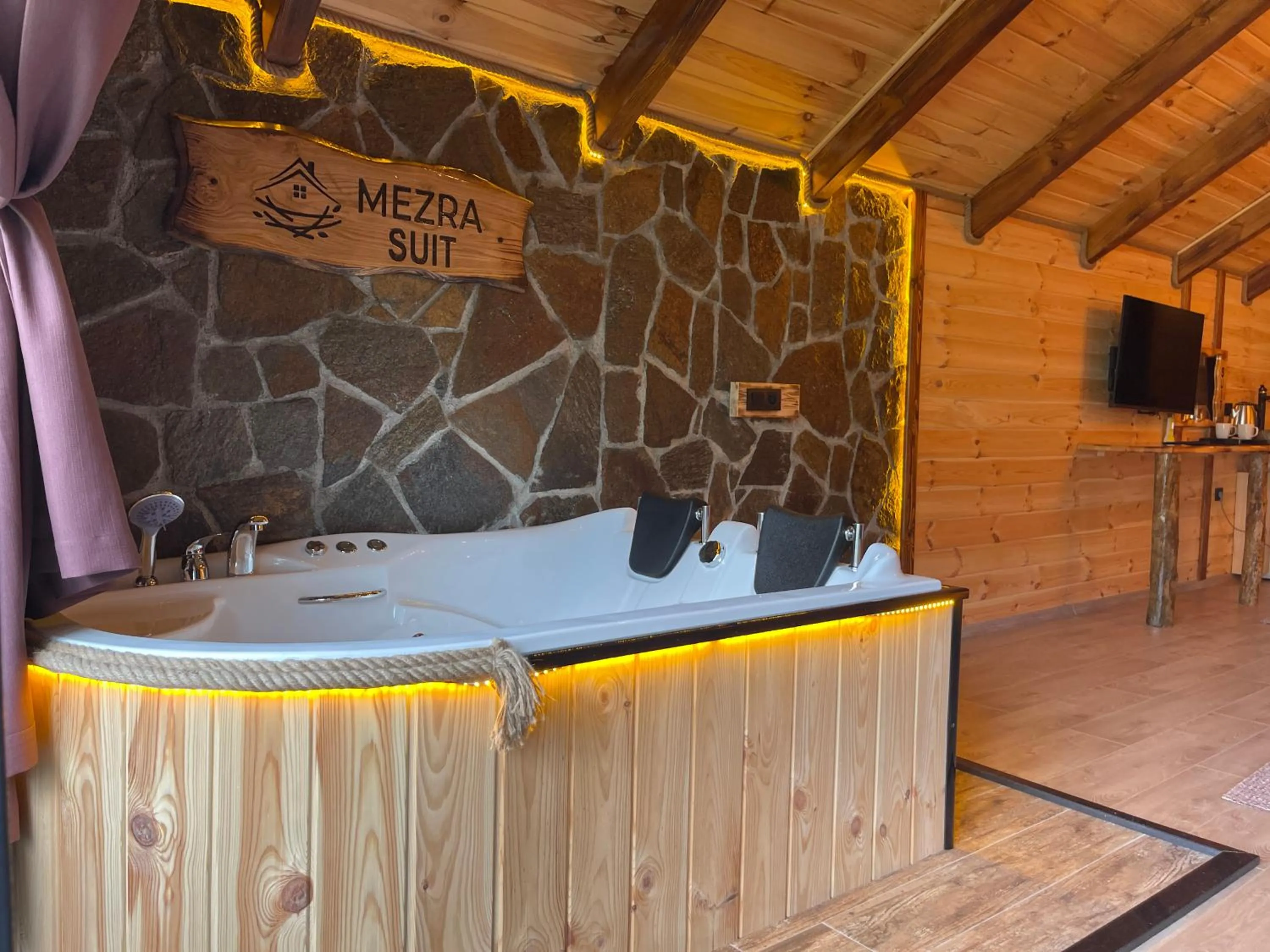 Hot Tub in Mezrasuit Bungalov