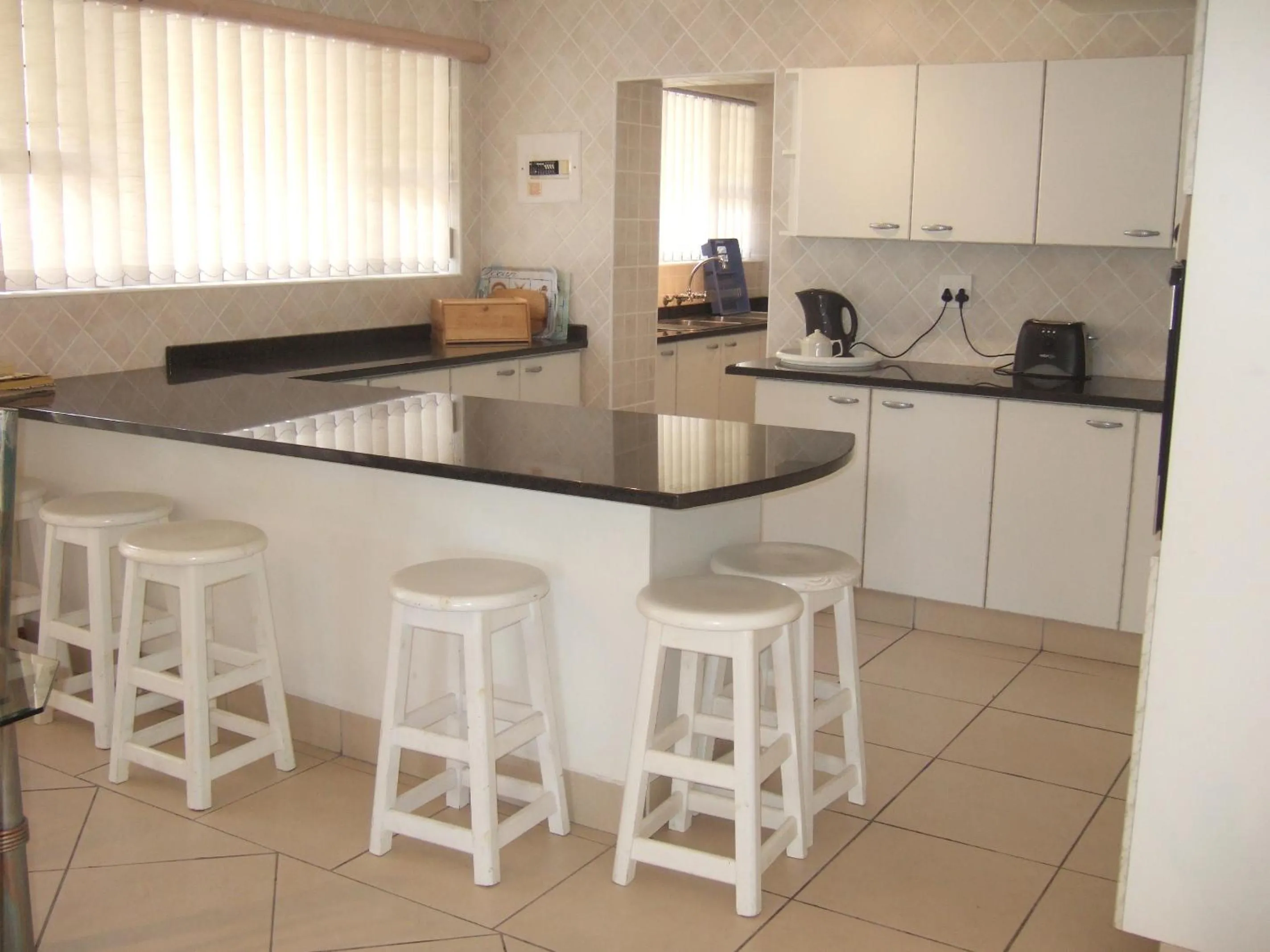 Kitchen or kitchenette in Seashells Holiday Apartments and Conference Centre
