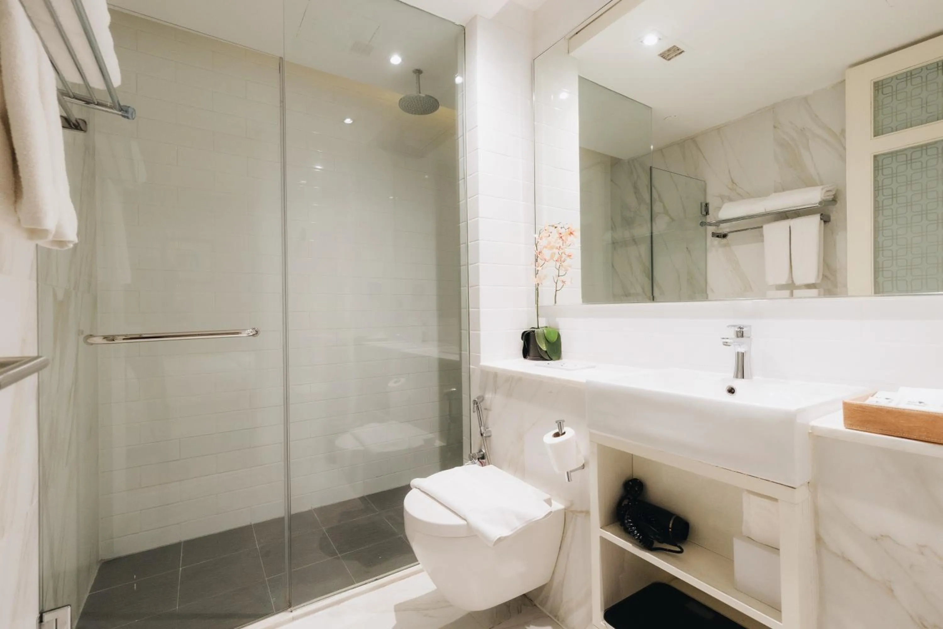 Shower in Hotel NuVe Heritage