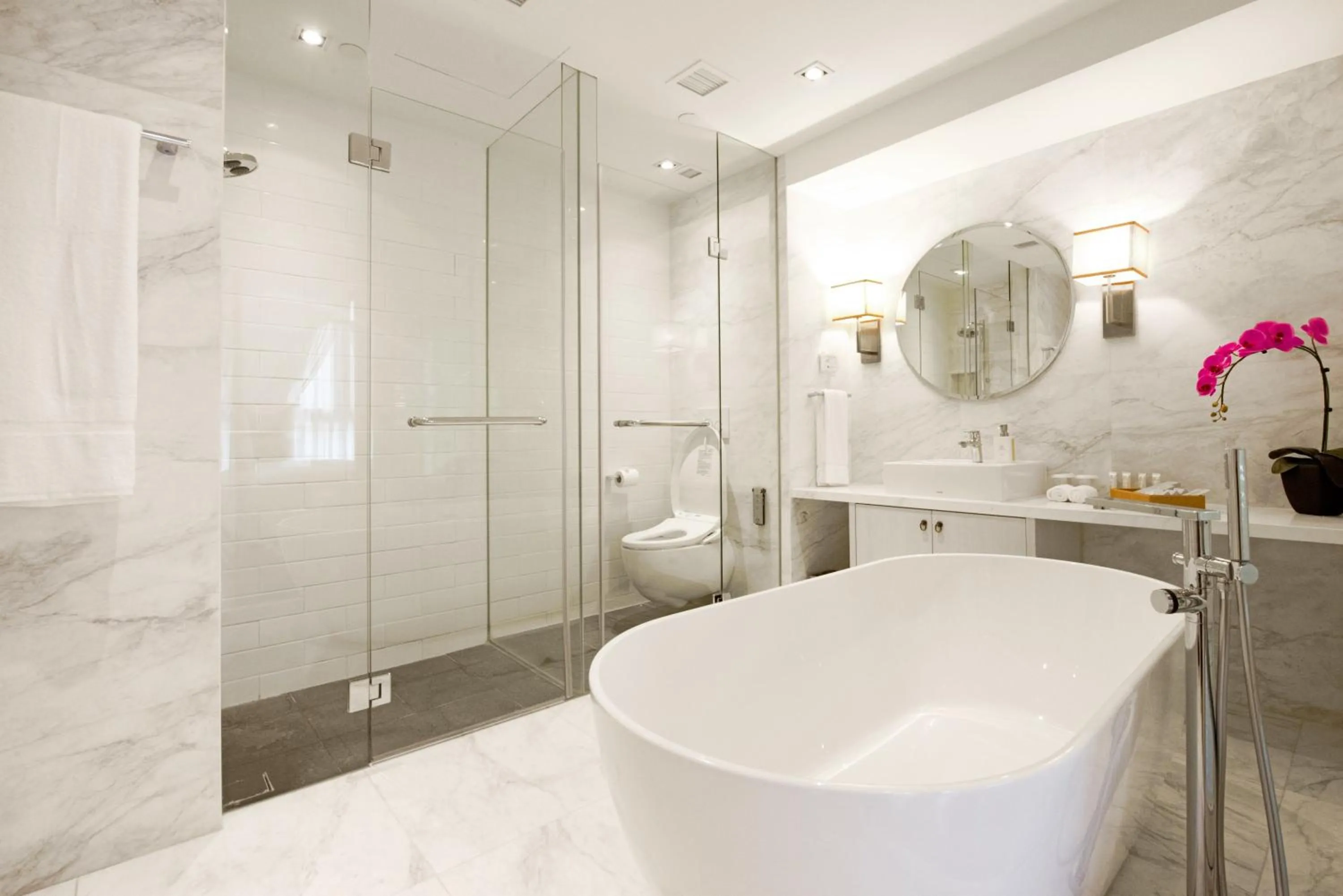 Shower in Hotel NuVe Heritage