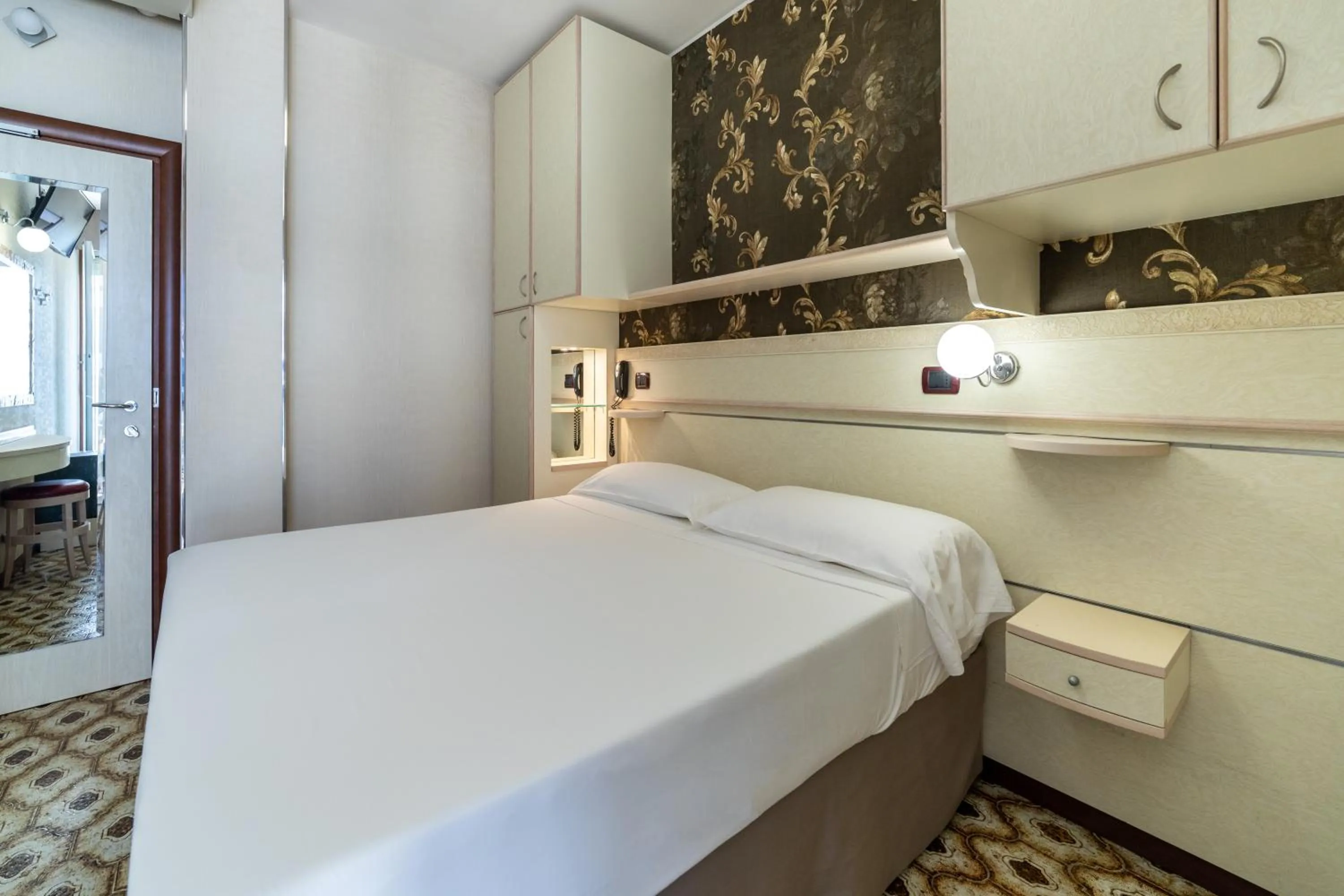 Bedroom, Bed in Hotel Flamingo