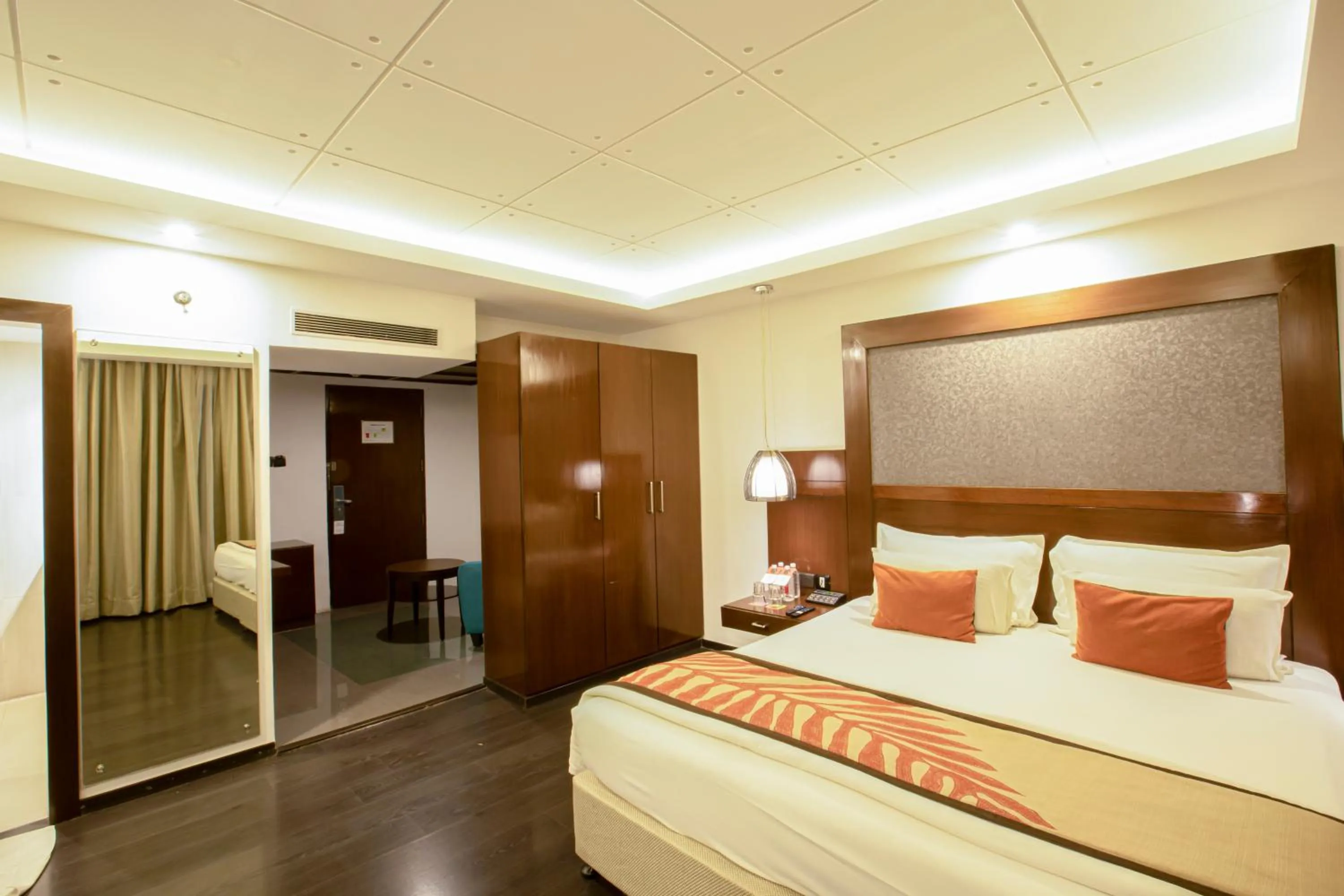 Photo of the whole room in The Cunningham Hotel Bangalore