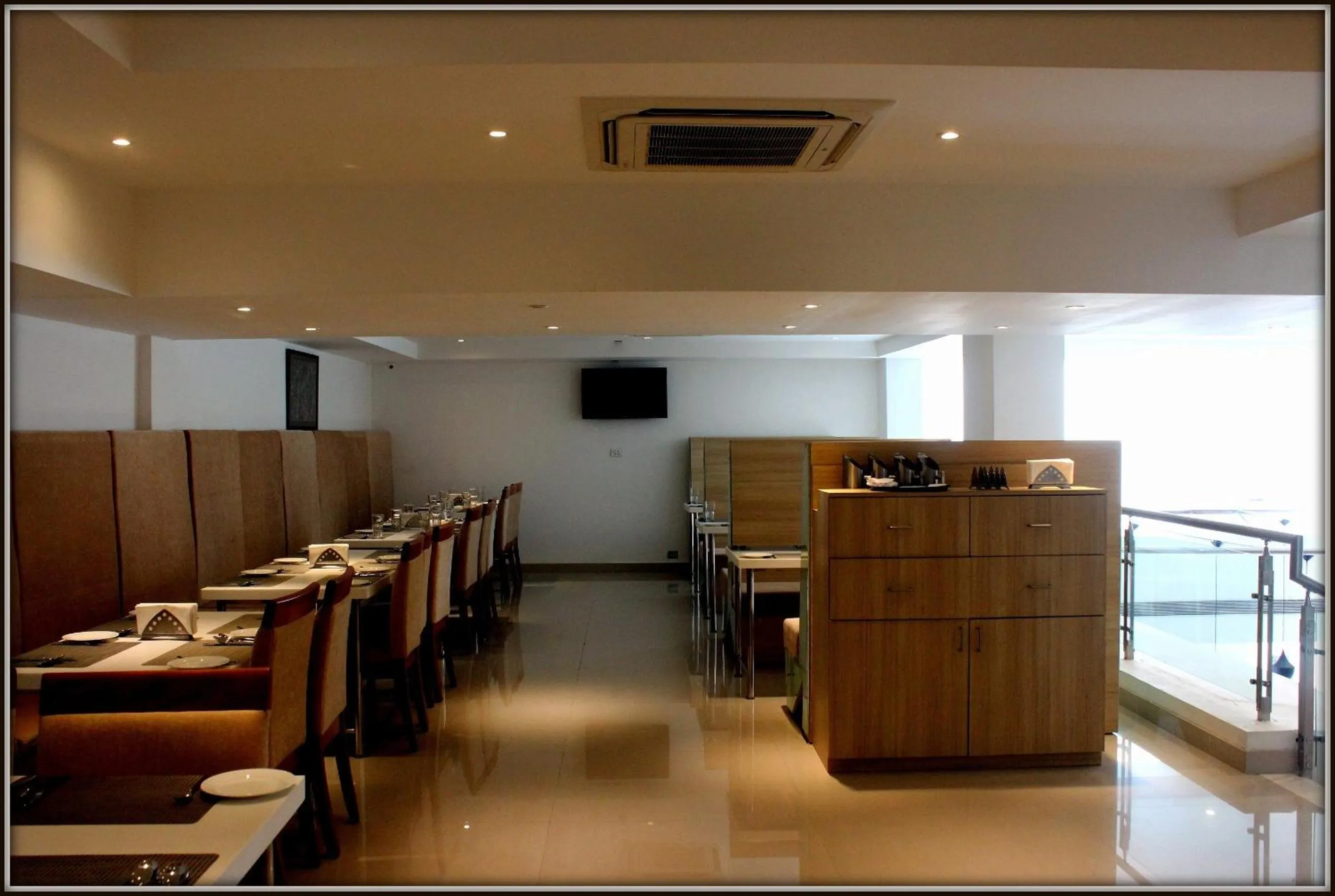 Restaurant/places to eat in The Cunningham Hotel Bangalore