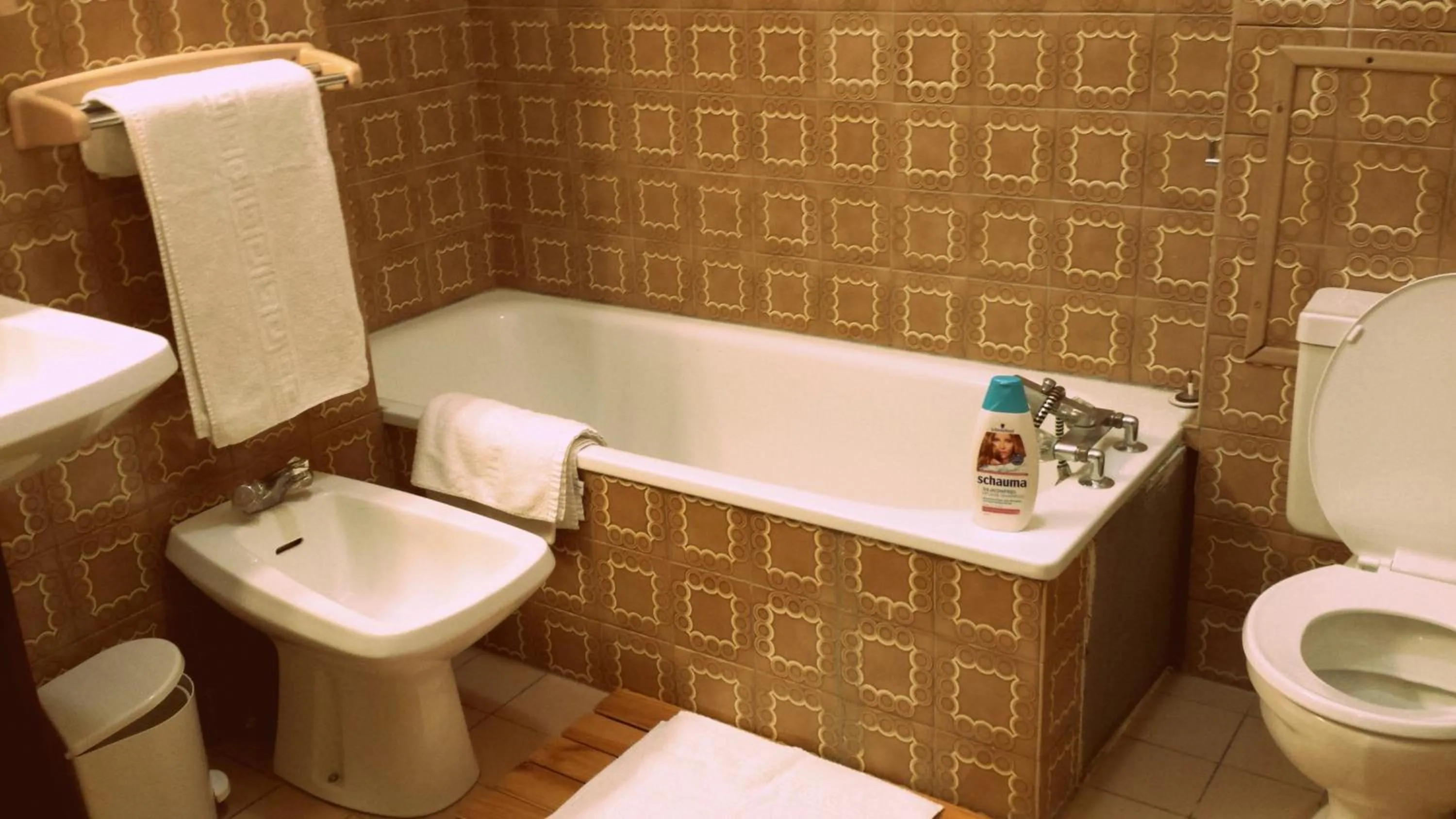 Toilet in Friendly Auberge