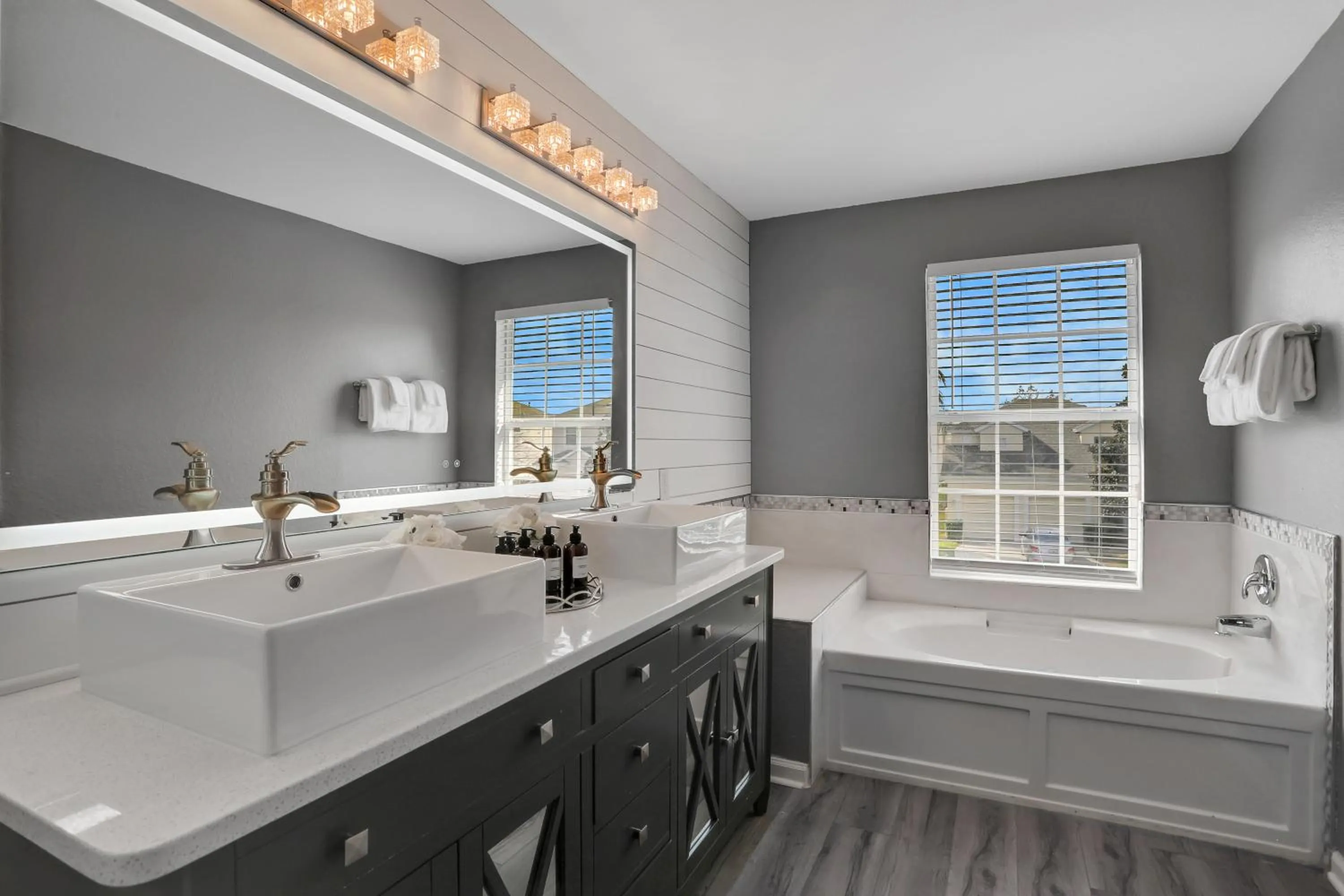 Themed Luxury 6BR Getaway with Resort Amenities