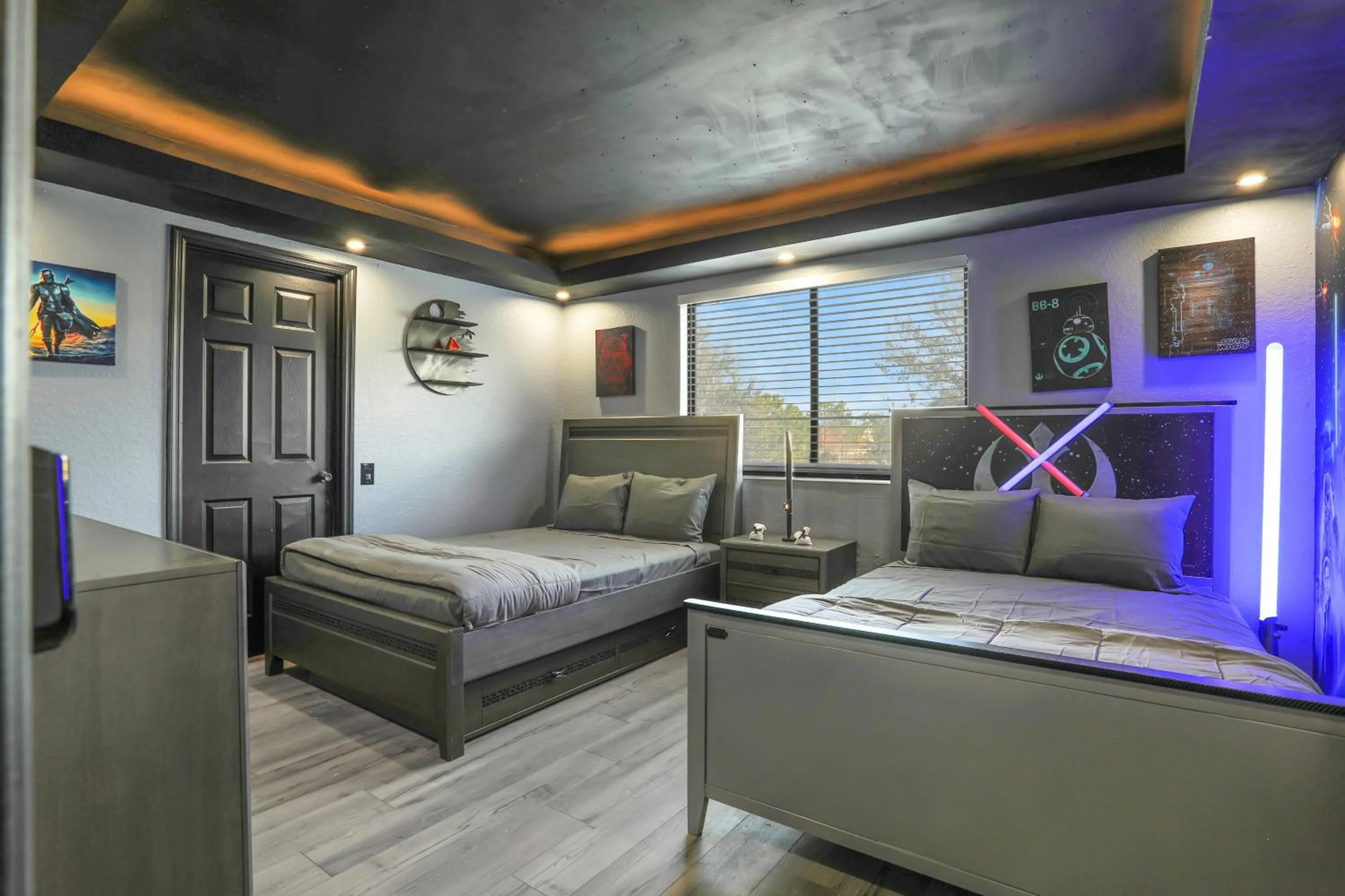 Bed in Themed Luxury 6BR Getaway with Resort Amenities