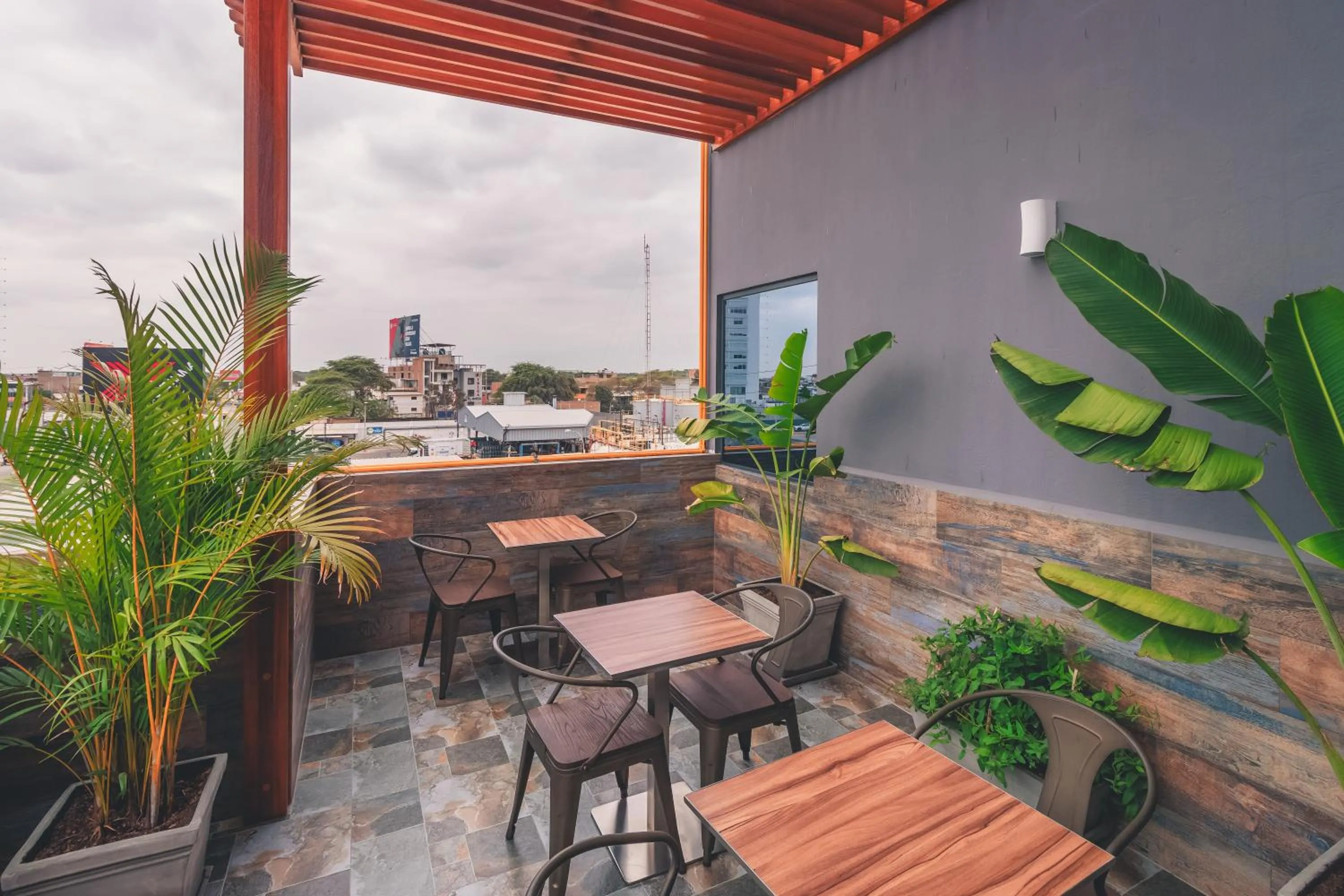 Restaurant/places to eat in Lyz Business Hotel Piura