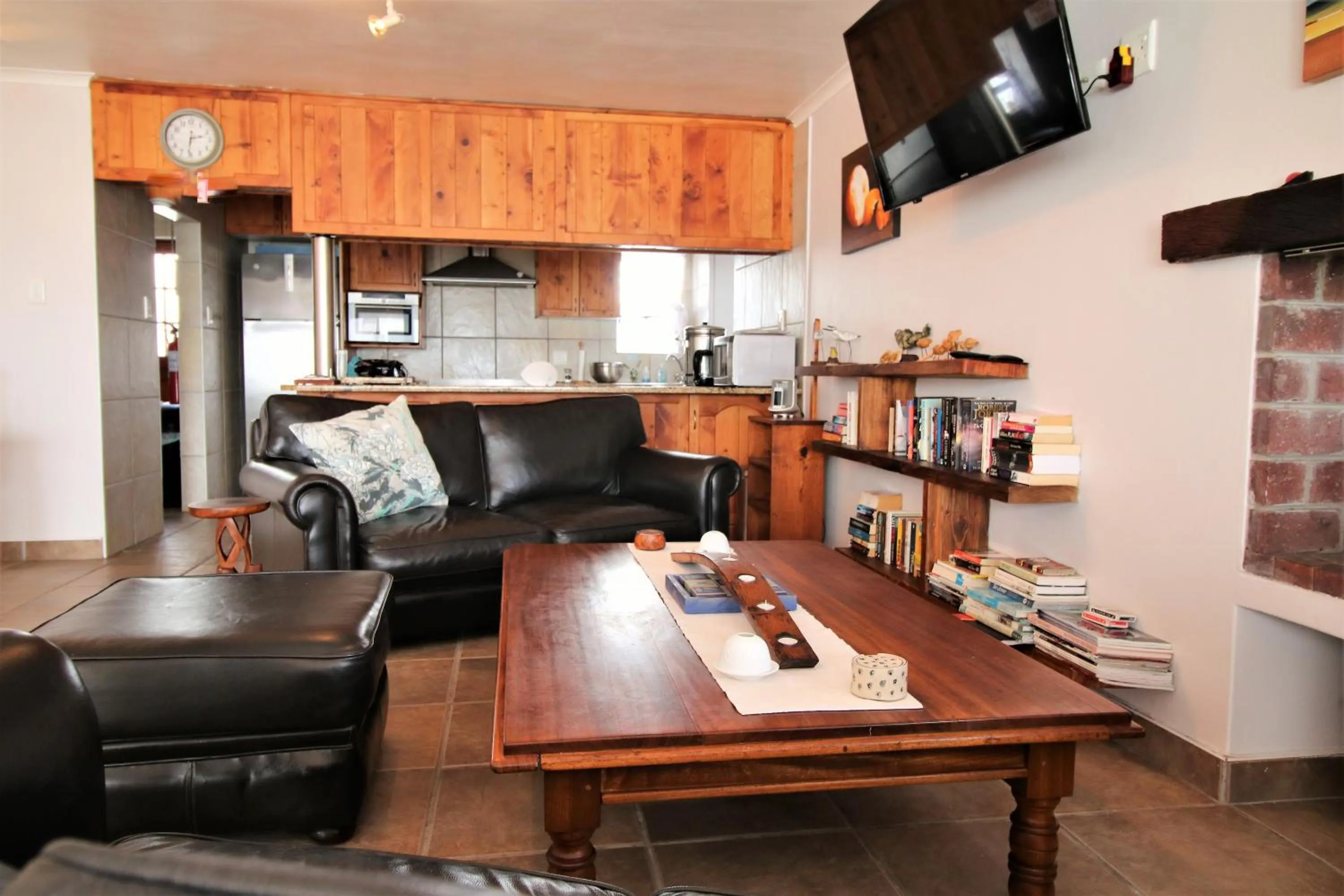 Communal lounge/ TV room in Baywatch Guest House