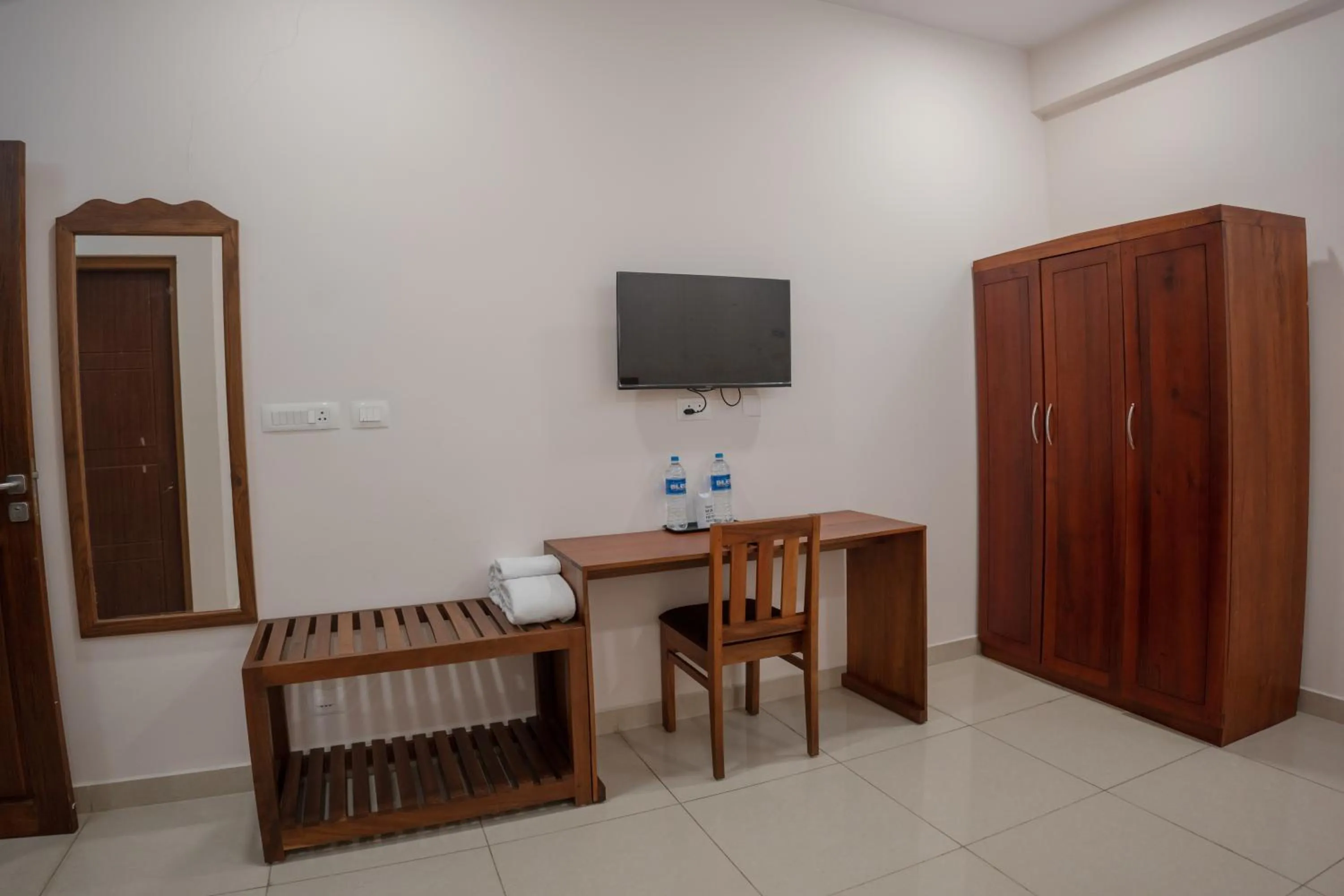 TV and multimedia in Daffodils Luxury Airport Suites